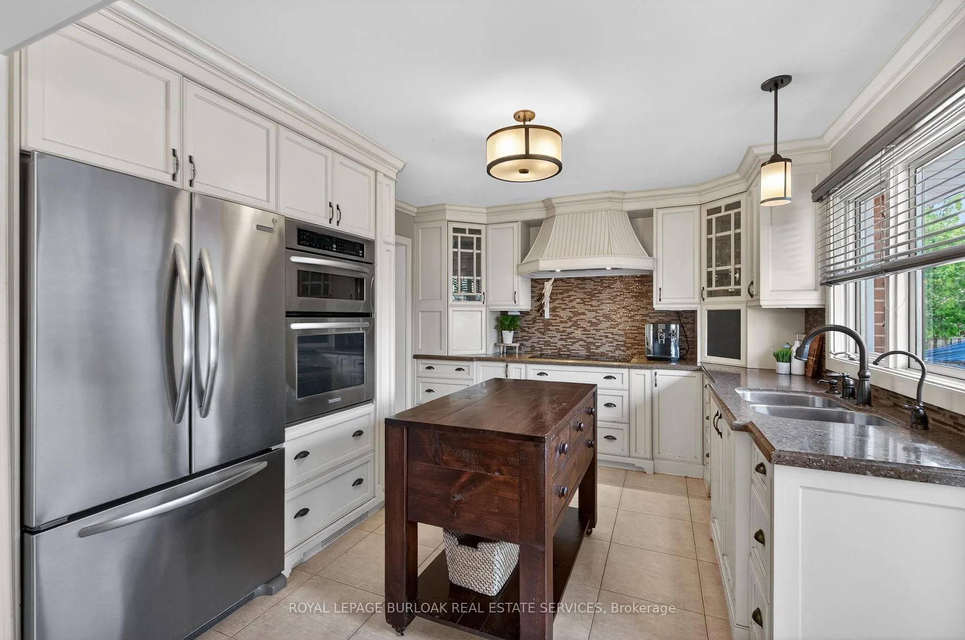 Photo 10 of 27 Shortland Crescent, Etobicoke, Willowridge-Martingrove-Richview — HOMEH