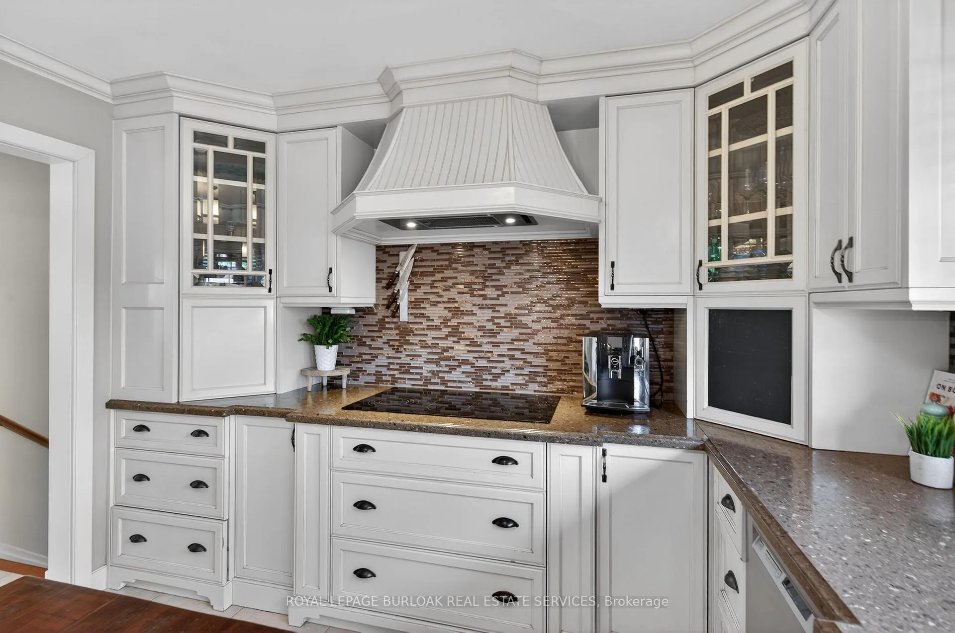 Photo 12 of 27 Shortland Crescent, Etobicoke, Willowridge-Martingrove-Richview — HOMEH