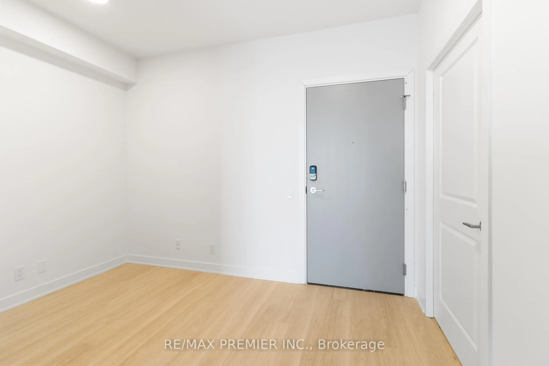 Photo 9 of Unit 909, 30 Upper Mall Way, Vaughan, Brownridge — HOMEH