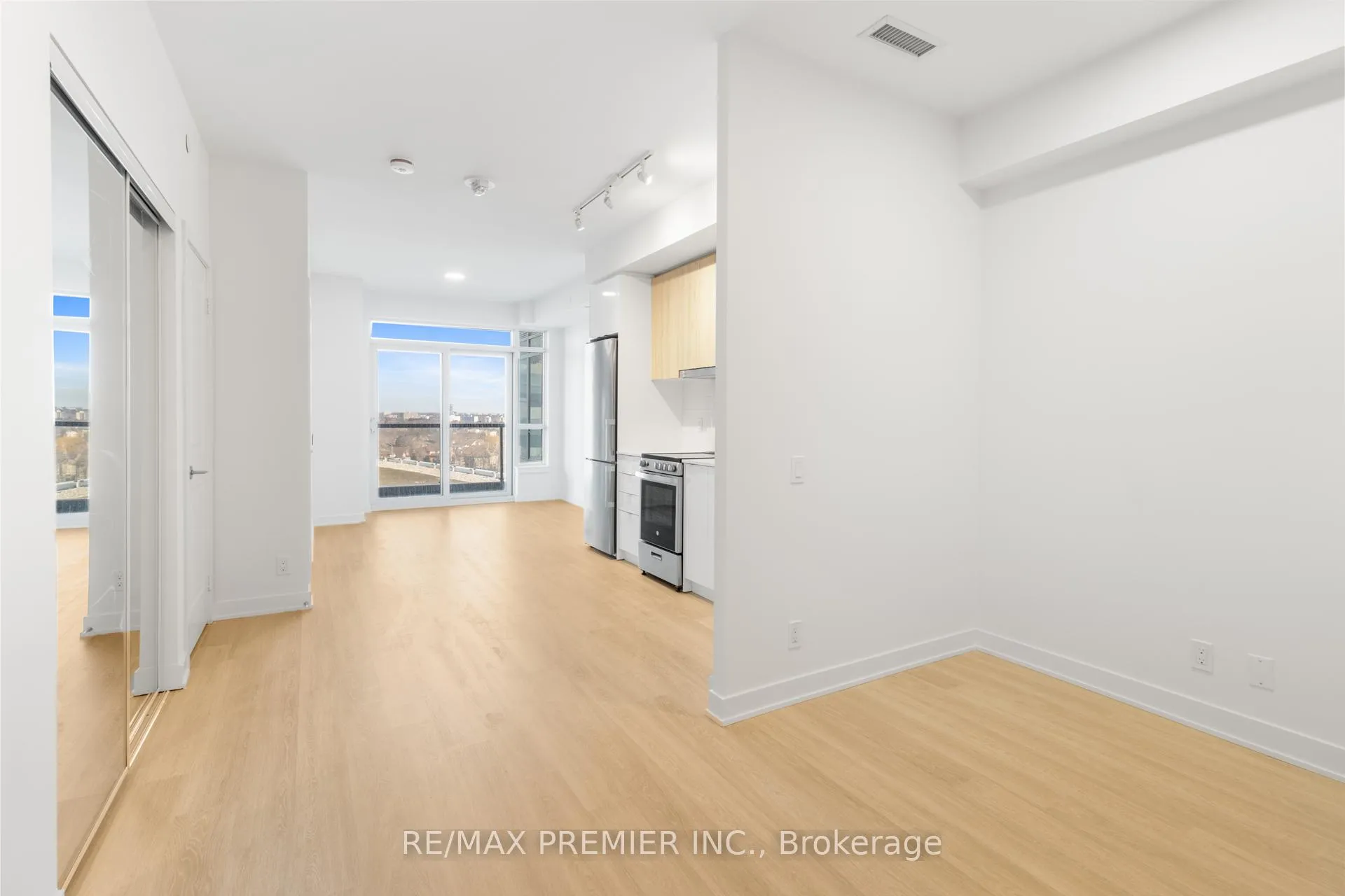 Photo 10 of Unit 909, 30 Upper Mall Way, Vaughan, Brownridge — HOMEH