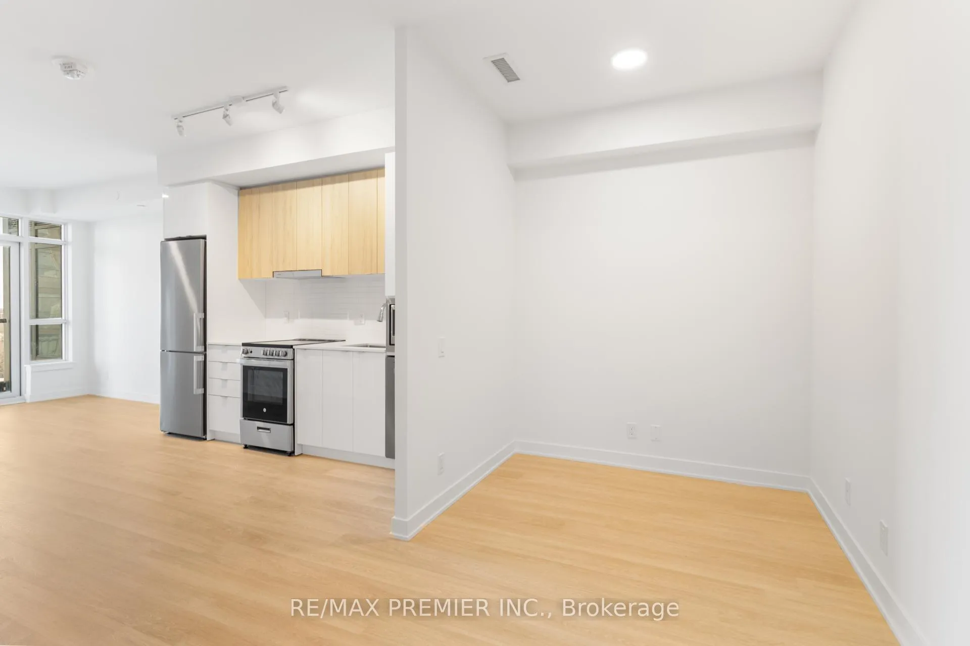 Photo 11 of Unit 909, 30 Upper Mall Way, Vaughan, Brownridge — HOMEH