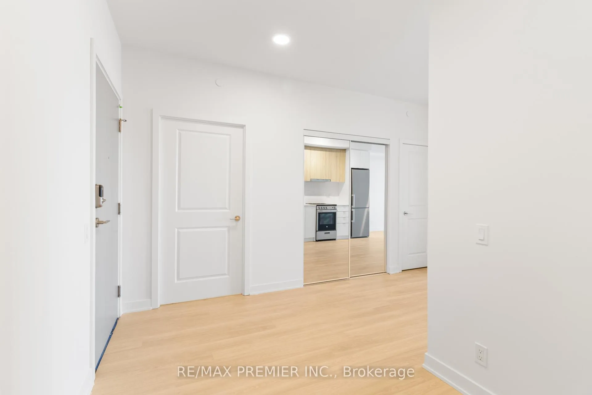 Photo 13 of Unit 909, 30 Upper Mall Way, Vaughan, Brownridge — HOMEH