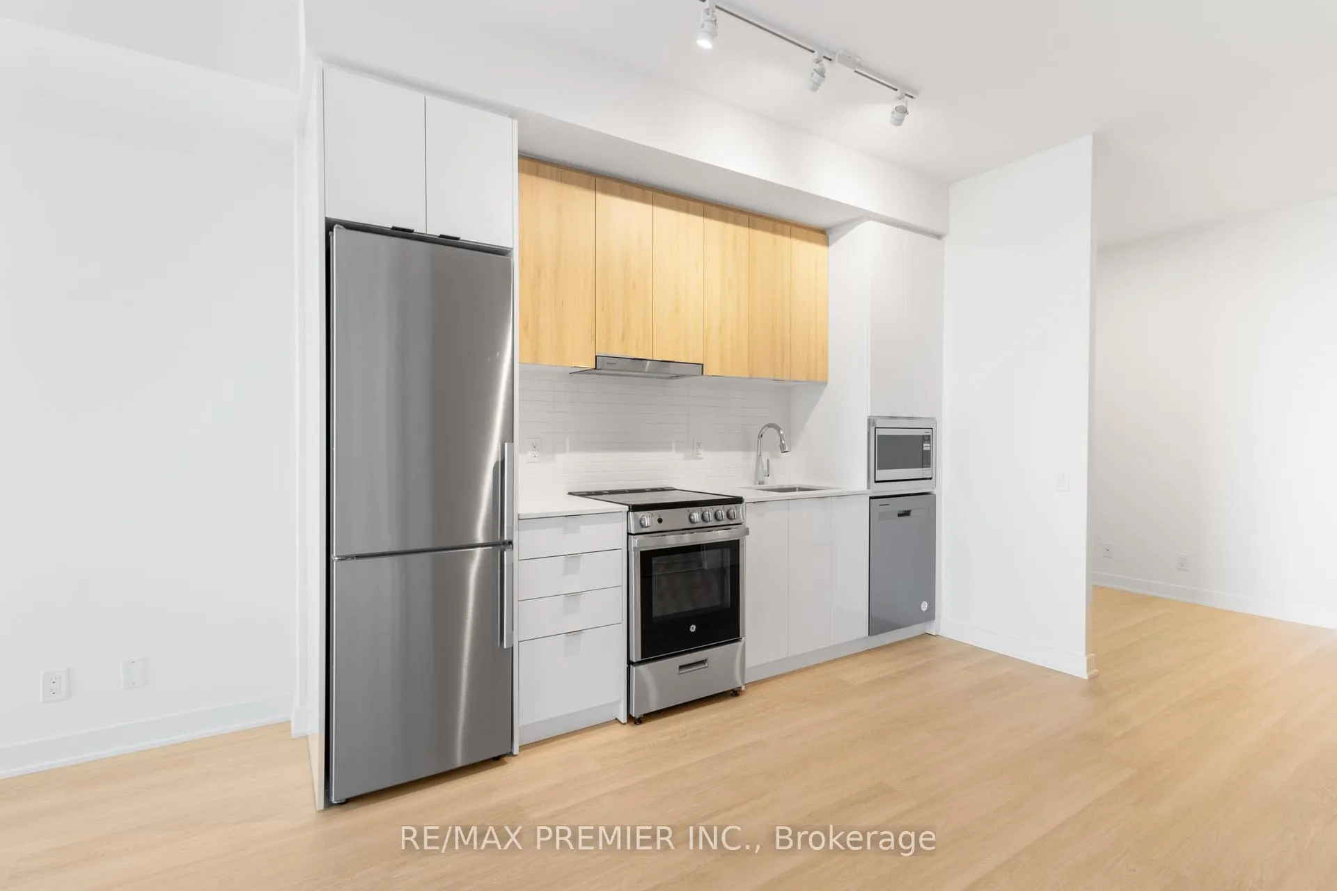 Photo 19 of Unit 909, 30 Upper Mall Way, Vaughan, Brownridge — HOMEH