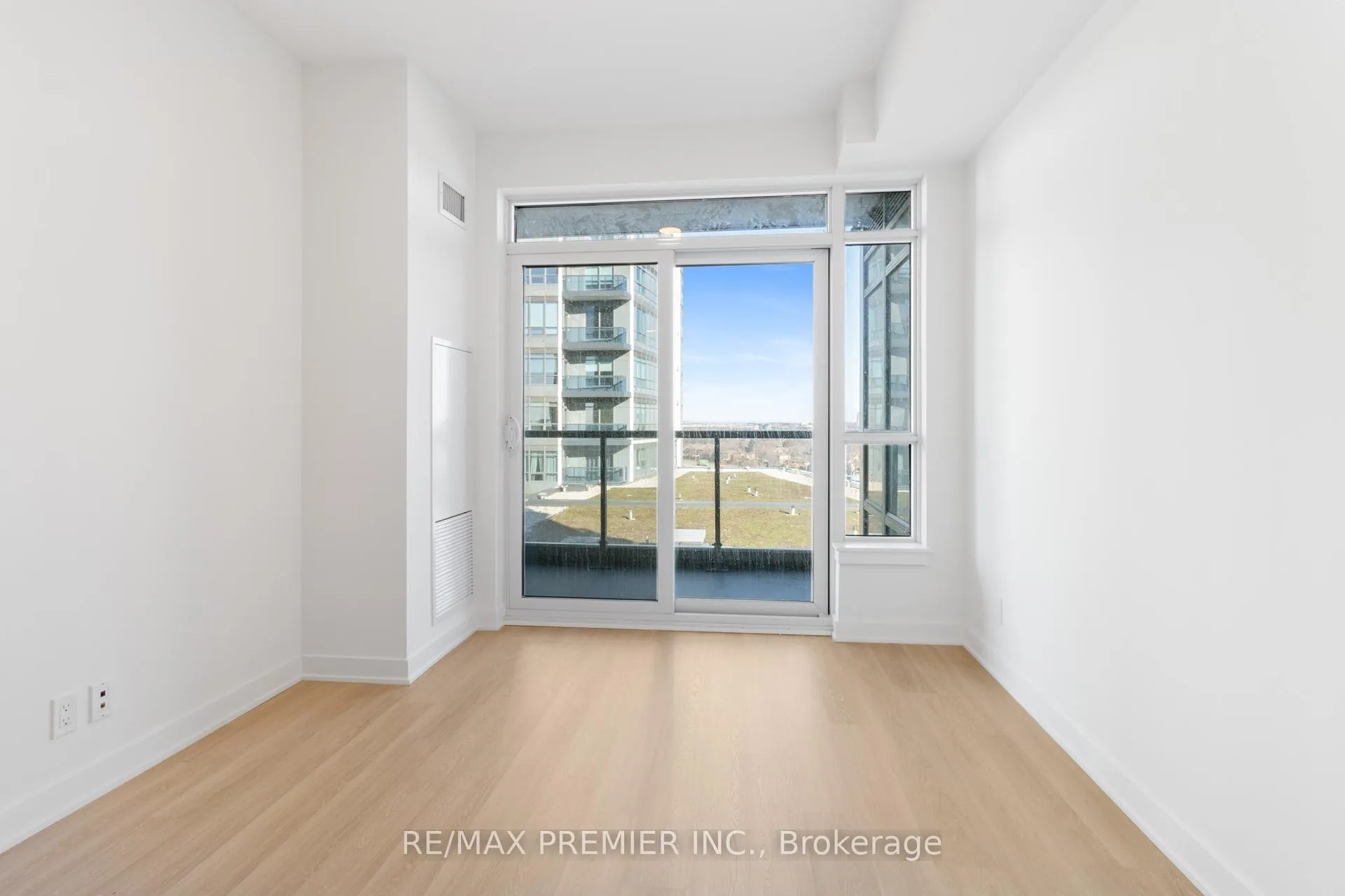 Photo 26 of Unit 909, 30 Upper Mall Way, Vaughan, Brownridge — HOMEH