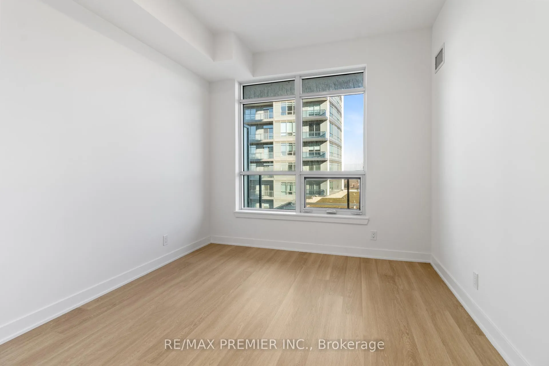 Photo 36 of Unit 909, 30 Upper Mall Way, Vaughan, Brownridge — HOMEH