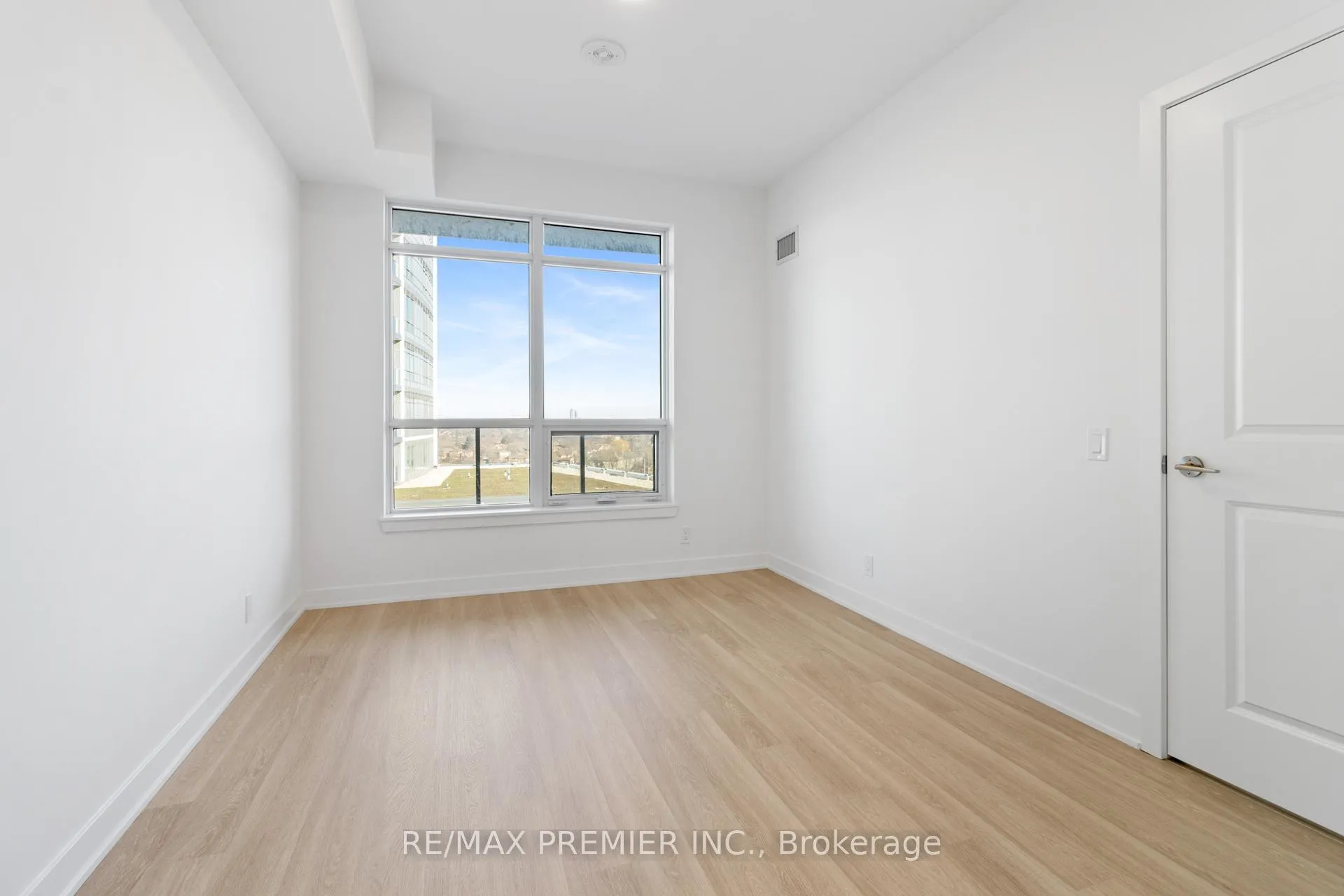 Photo 38 of Unit 909, 30 Upper Mall Way, Vaughan, Brownridge — HOMEH