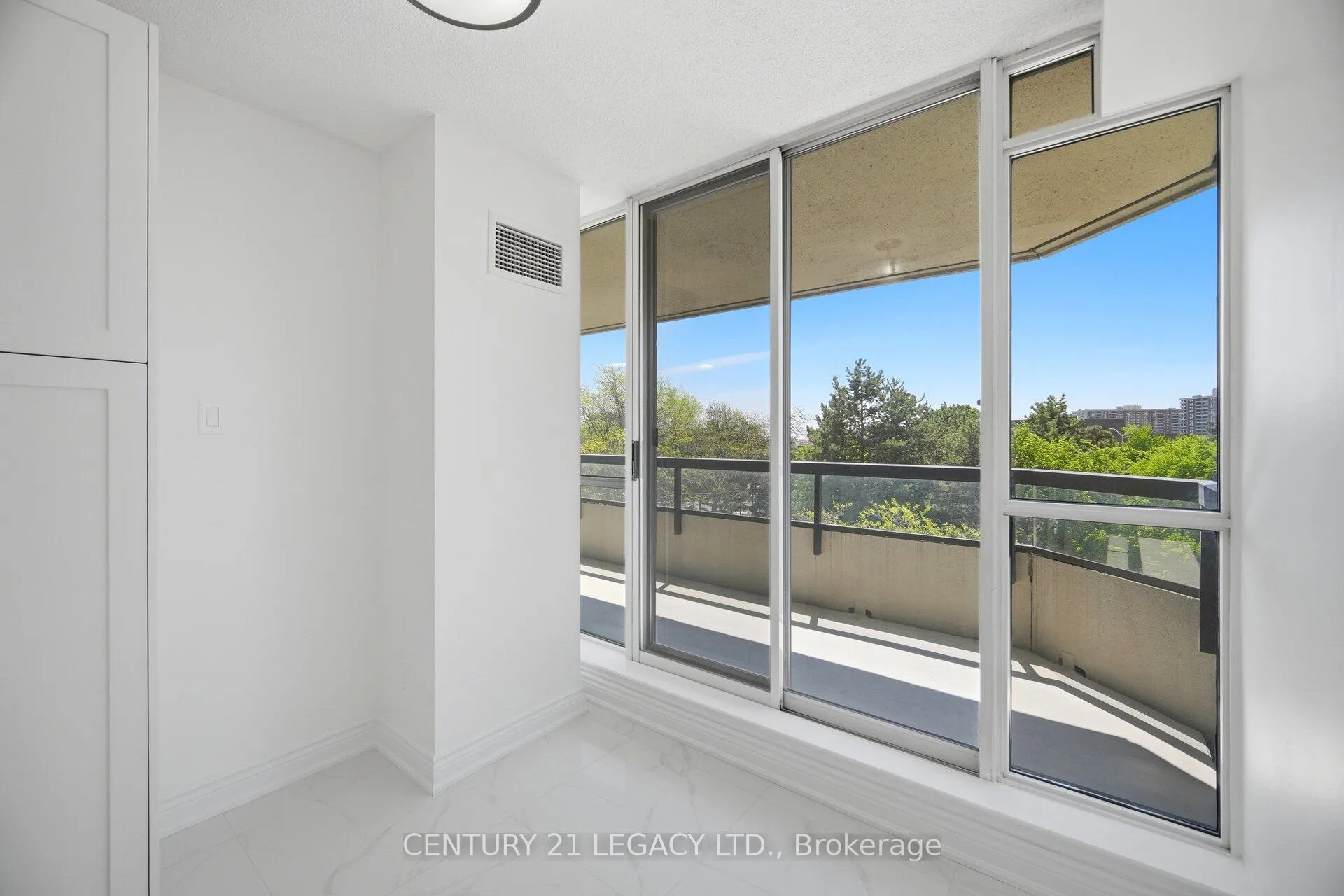 Photo 8 of Unit 404, 24 Hanover Road, Brampton, Queen Street Corridor — HOMEH