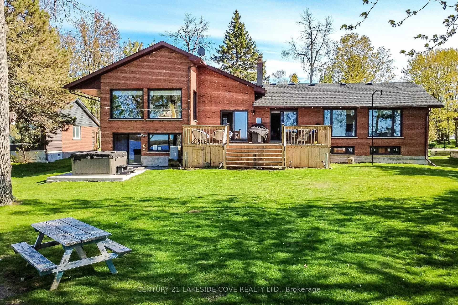 Photo 4 of 16 Thicketwood Place, Ramara, Rural Ramara — HOMEH