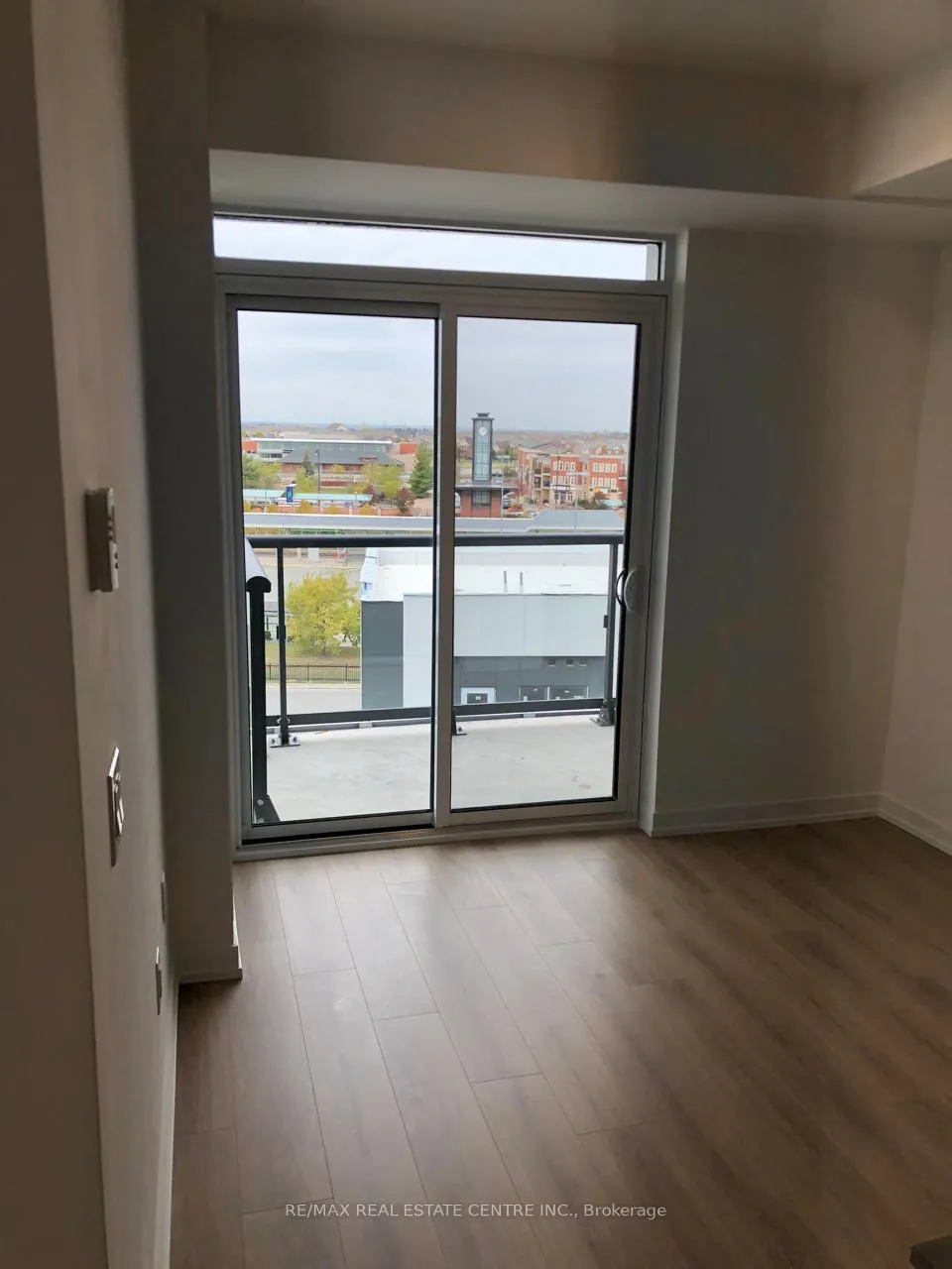 Photo 5 of Unit 501, 10 Lagerfeld Drive, Brampton, Northwest Brampton — HOMEH