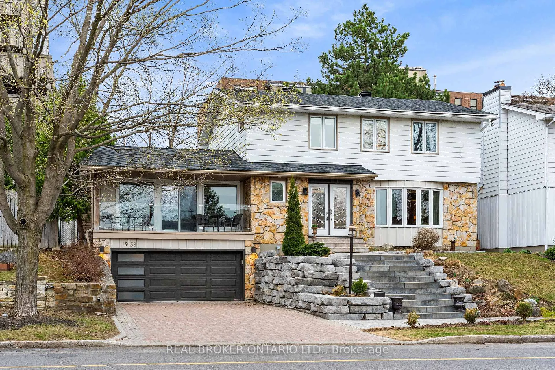 Front of 1958 Neepawa Avenue