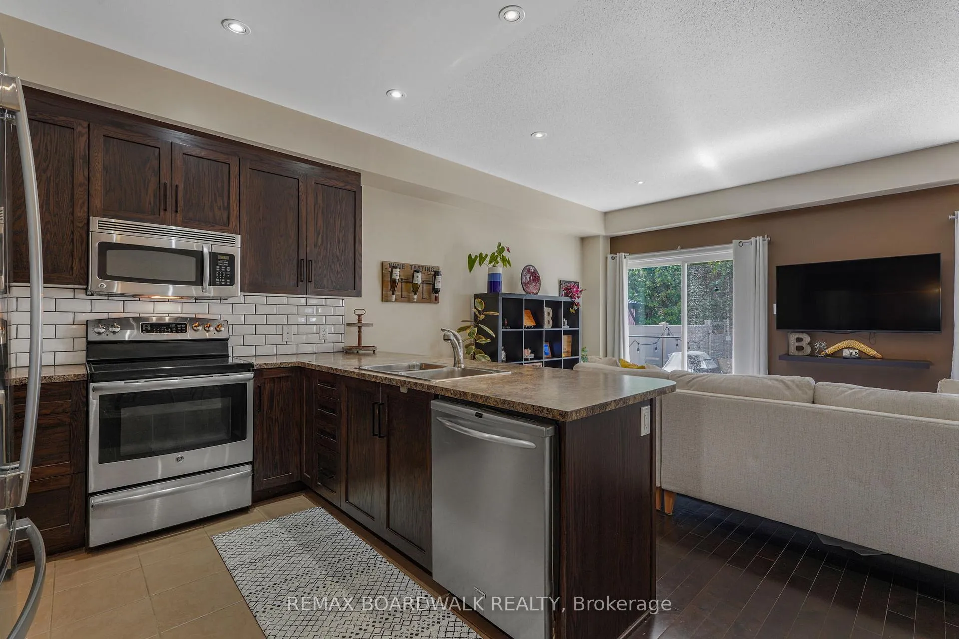 Photo 9 of 114 Potts Private, Ottawa, Notting Hill/Summerside — HOMEH