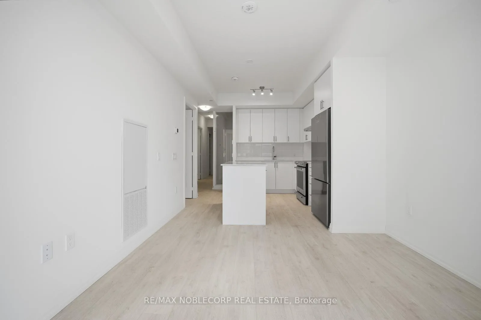 Photo 2 of Unit 303, 27 Korda Gate, Vaughan, Vellore Village — HOMEH