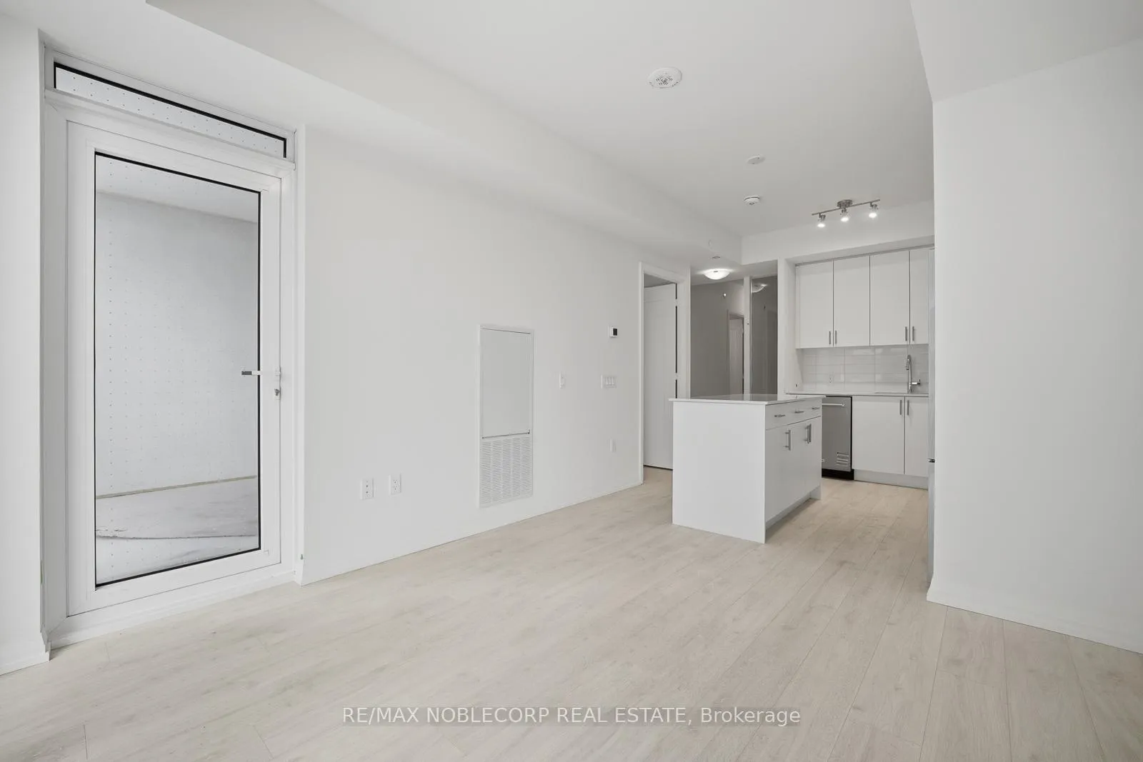 Photo 3 of Unit 303, 27 Korda Gate, Vaughan, Vellore Village — HOMEH