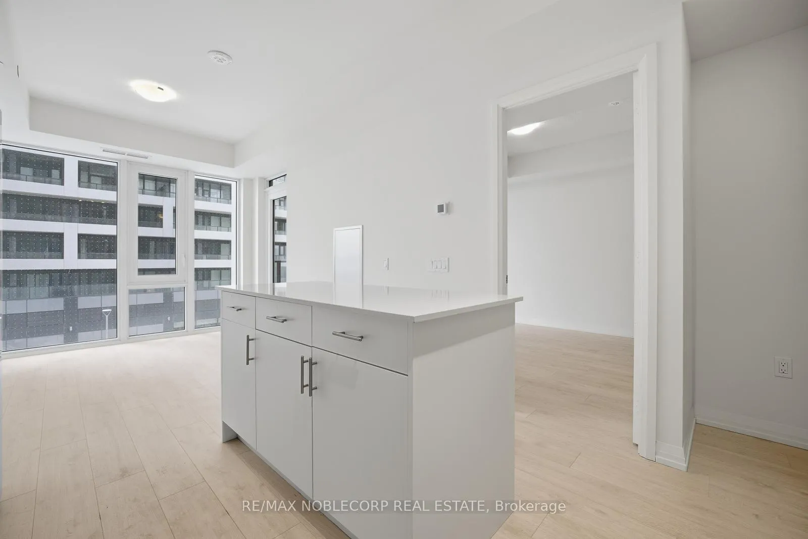Photo 5 of Unit 303, 27 Korda Gate, Vaughan, Vellore Village — HOMEH