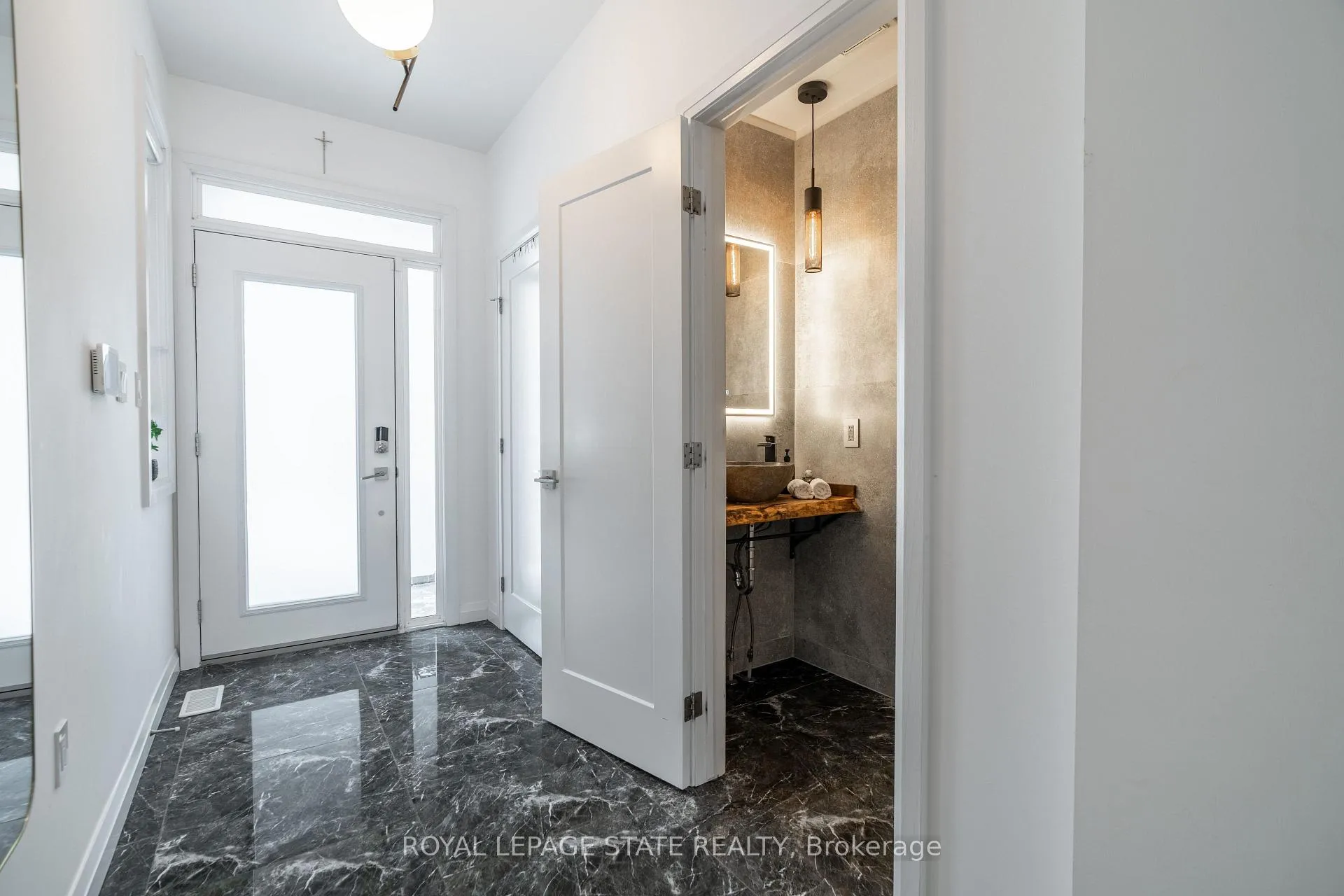 Photo 4 of Unit 22, 35 Midhurst Heights, Hamilton, Stoney Creek Mountain — HOMEH