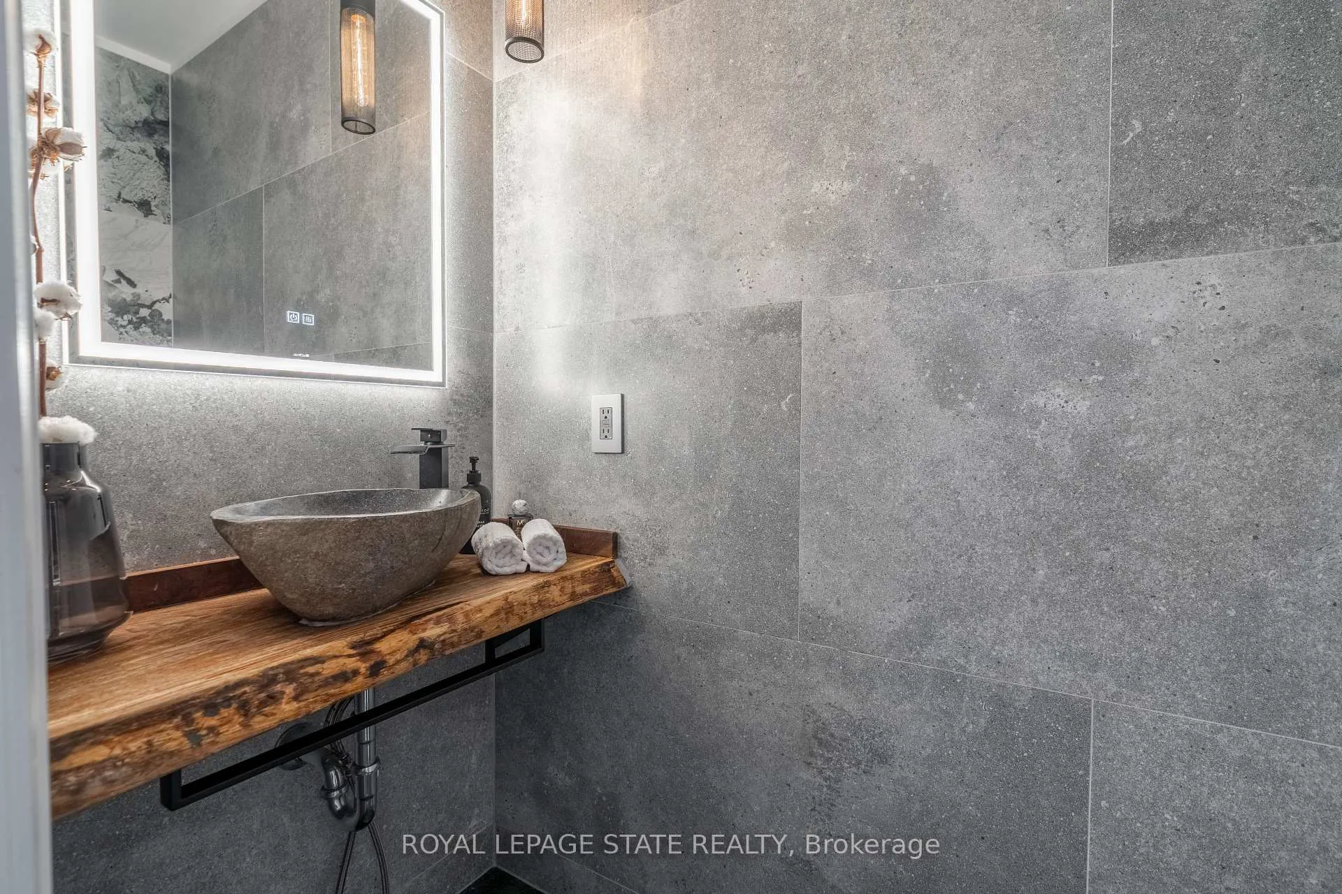 Photo 6 of Unit 22, 35 Midhurst Heights, Hamilton, Stoney Creek Mountain — HOMEH