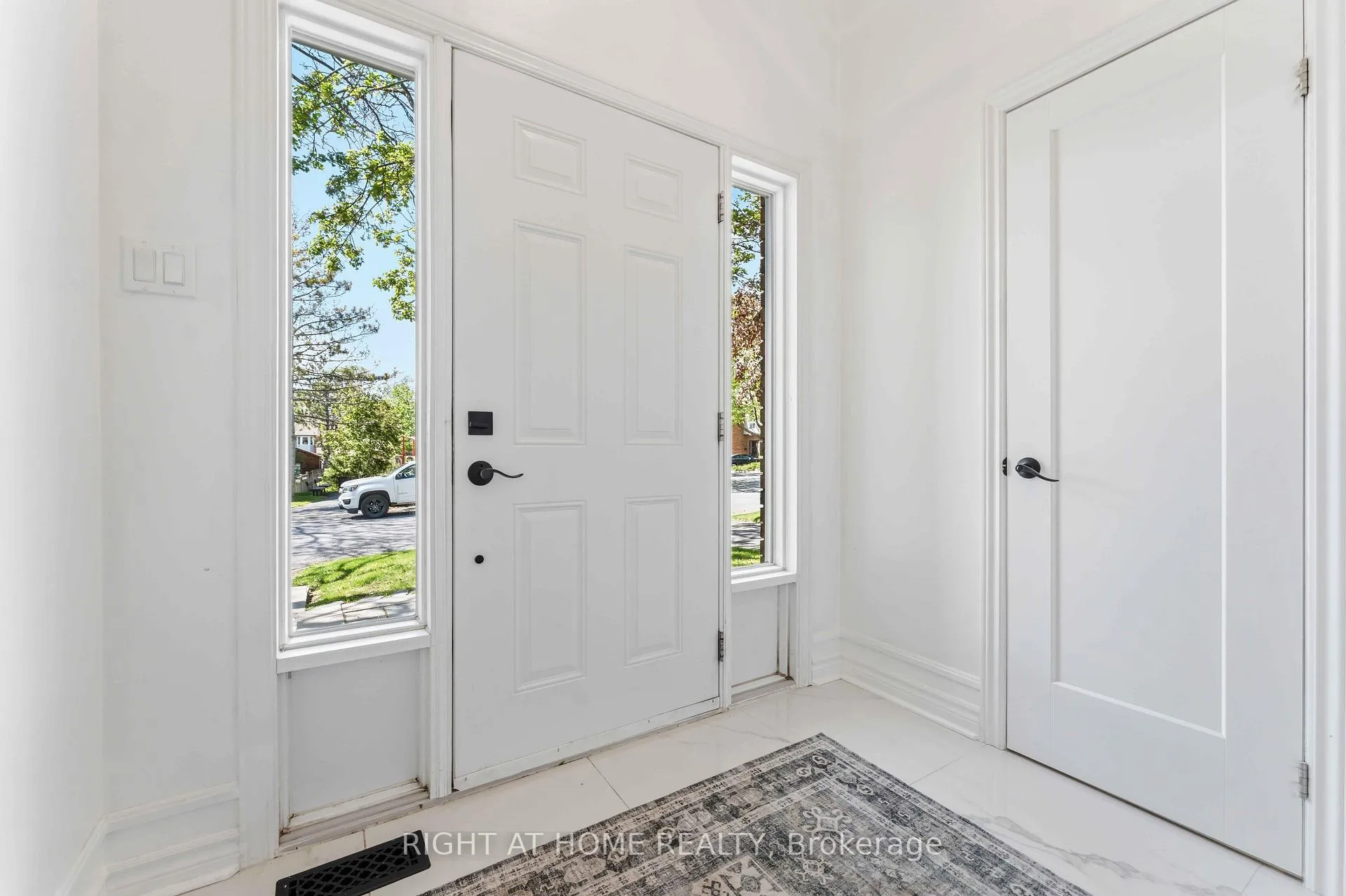 Photo 5 of 981 Barwell Avenue, Ottawa, Fairfield Heights — HOMEH
