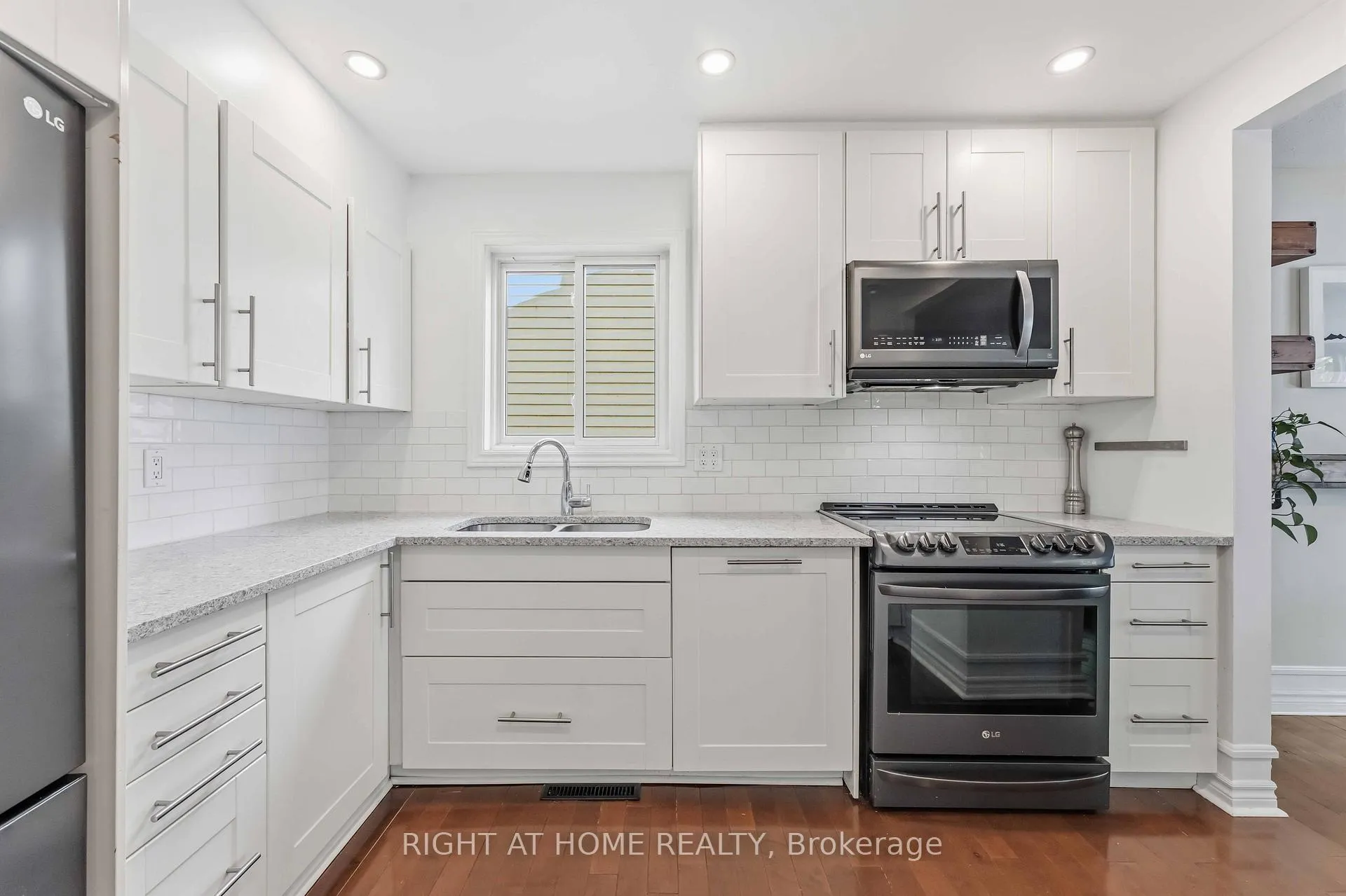 Photo 14 of 981 Barwell Avenue, Ottawa, Fairfield Heights — HOMEH