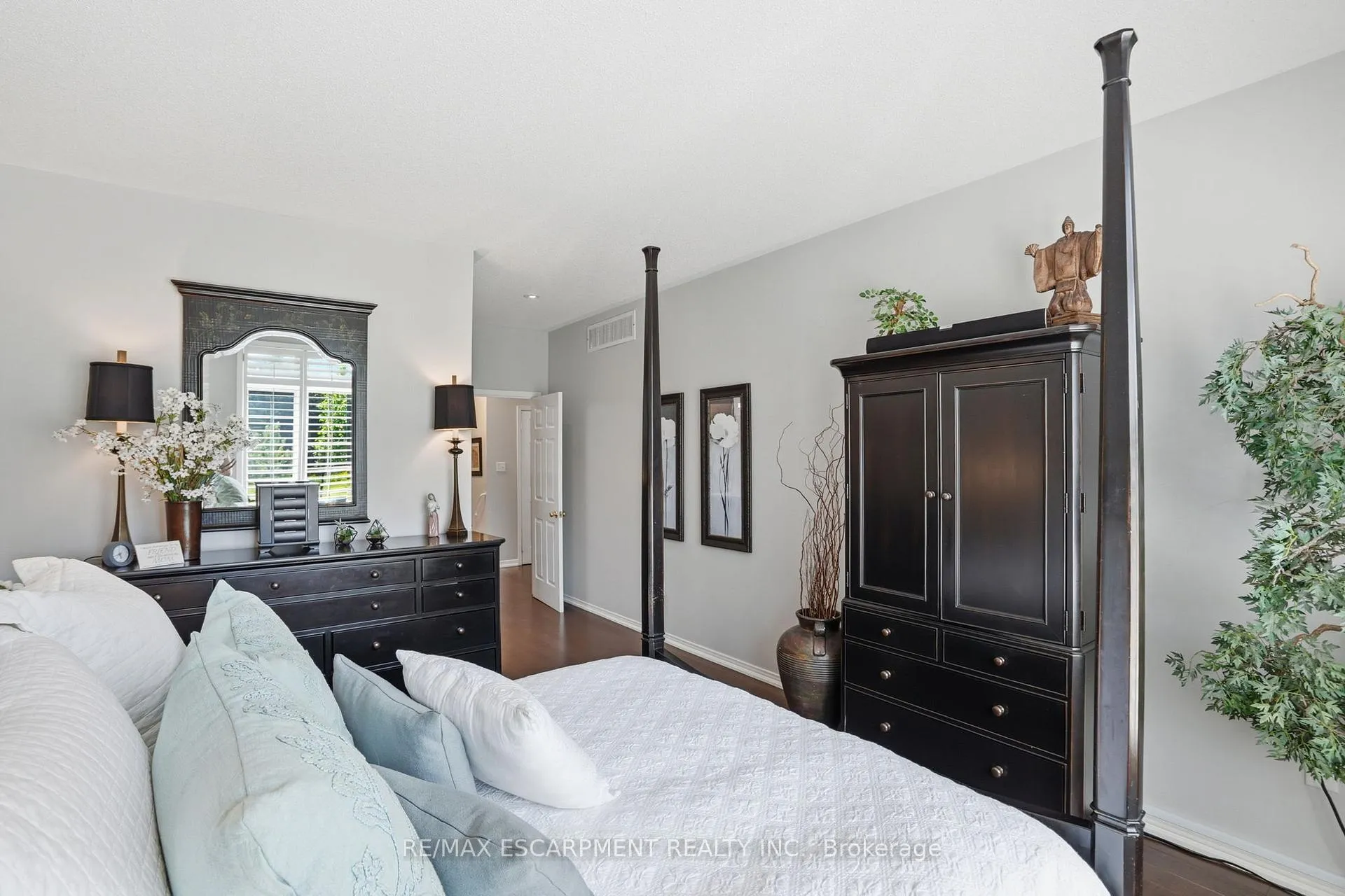 Photo 10 of 2258 Turnberry Road, Burlington, Rose — HOMEH