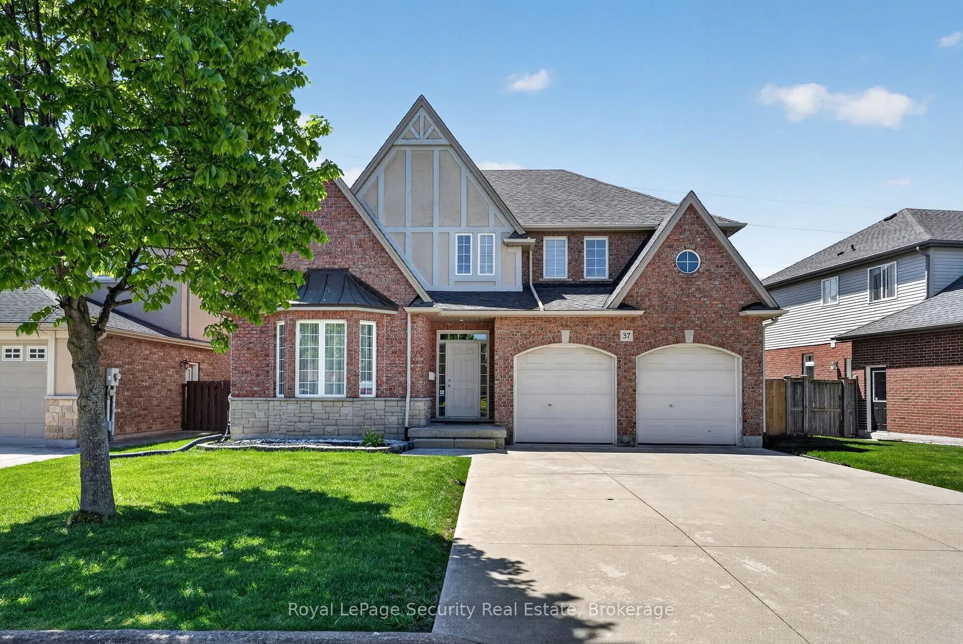 Photo 2 of 37 Fredonia Crescent, St. Catharines, Rykert/Vansickle — HOMEH