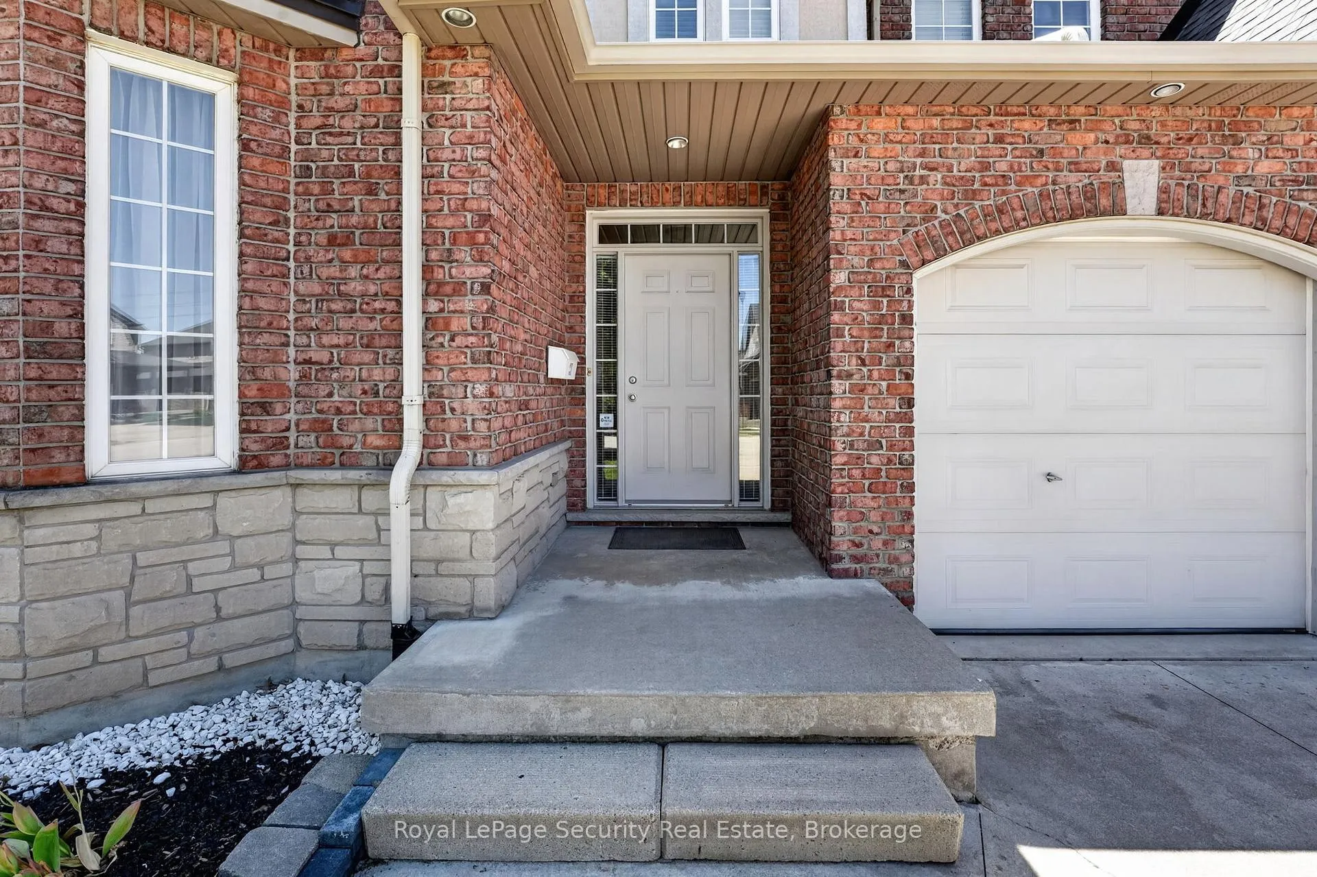 Photo 3 of 37 Fredonia Crescent, St. Catharines, Rykert/Vansickle — HOMEH