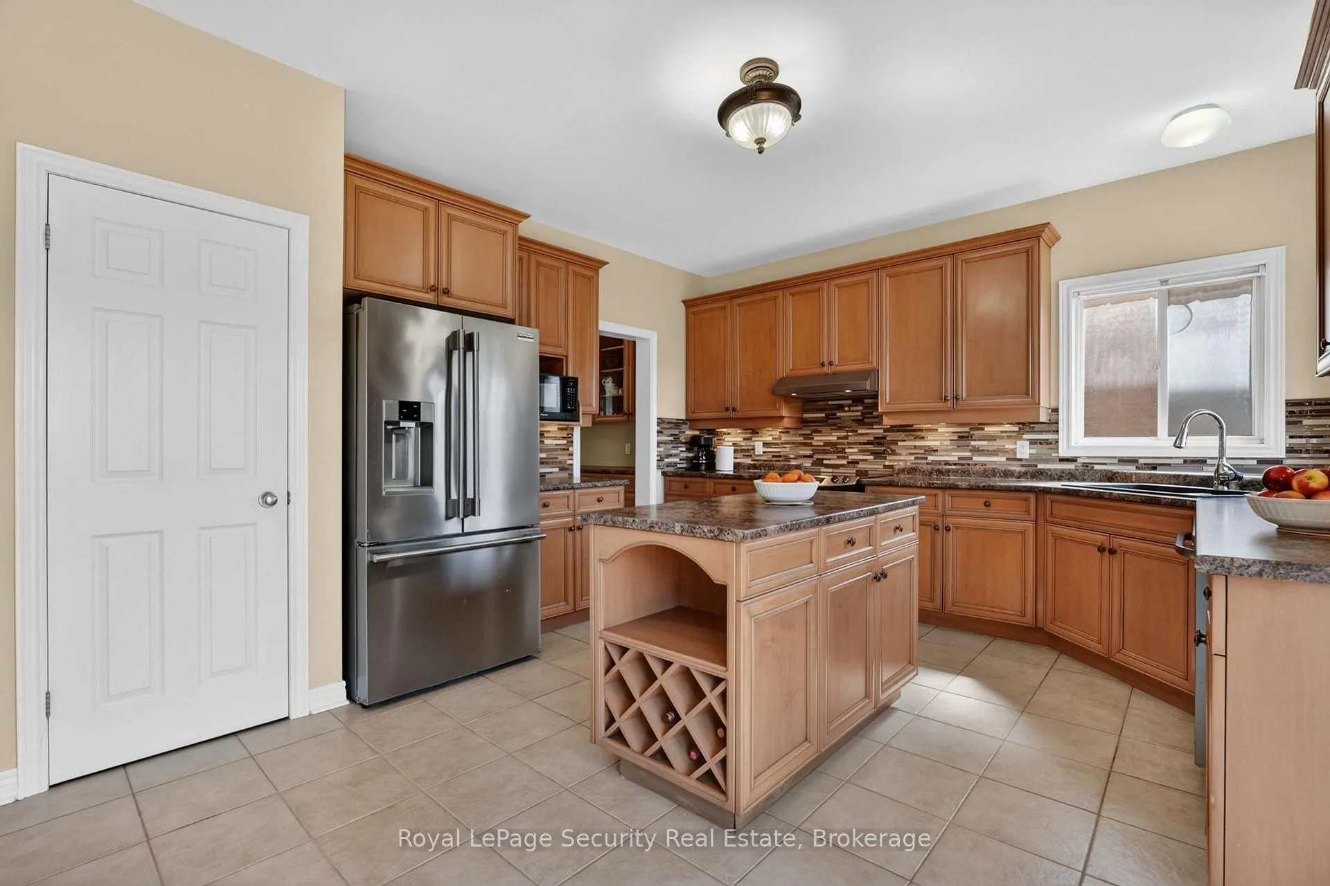 Photo 12 of 37 Fredonia Crescent, St. Catharines, Rykert/Vansickle — HOMEH