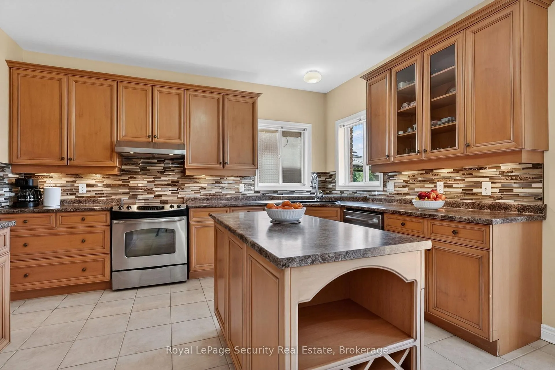 Photo 13 of 37 Fredonia Crescent, St. Catharines, Rykert/Vansickle — HOMEH