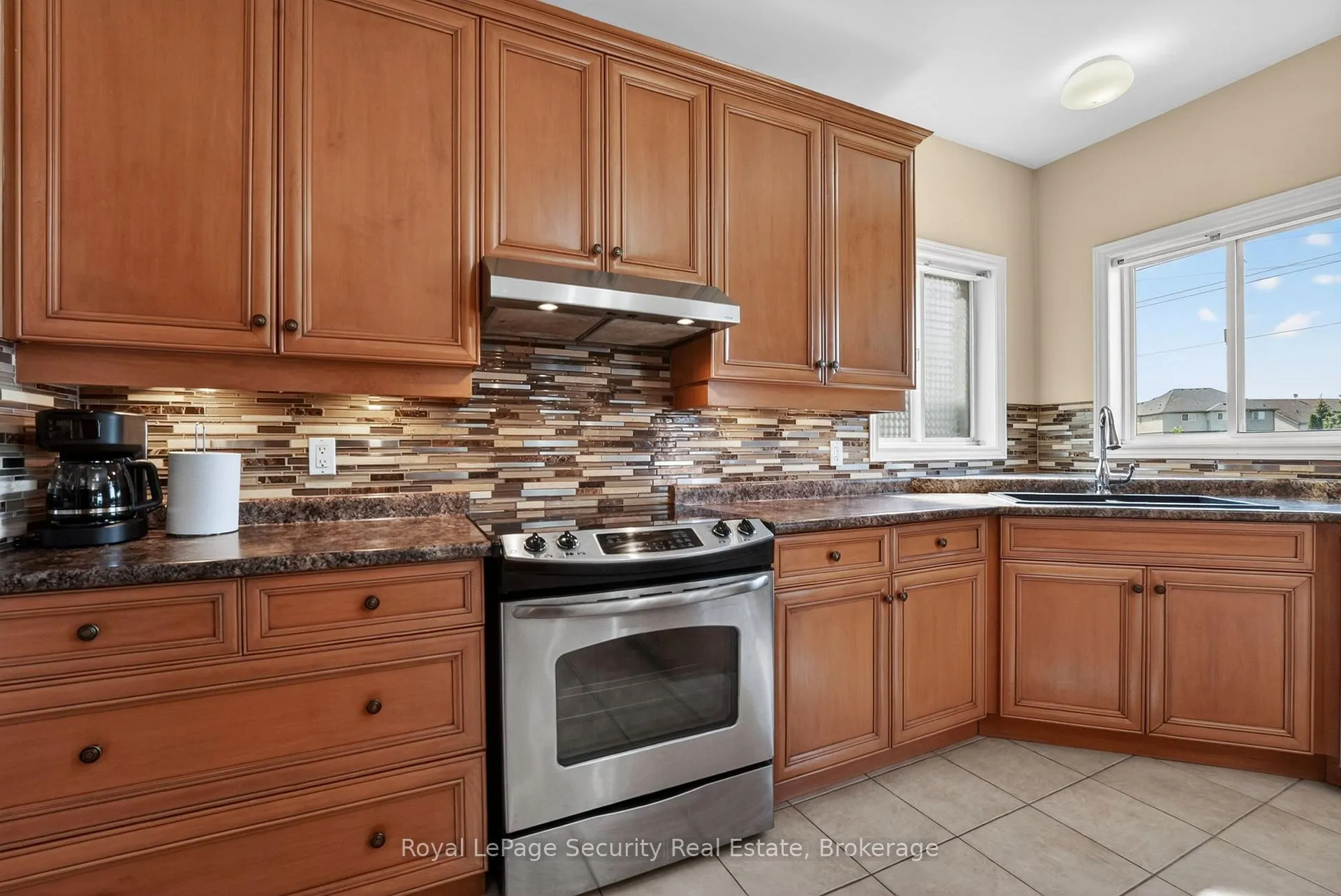 Photo 16 of 37 Fredonia Crescent, St. Catharines, Rykert/Vansickle — HOMEH