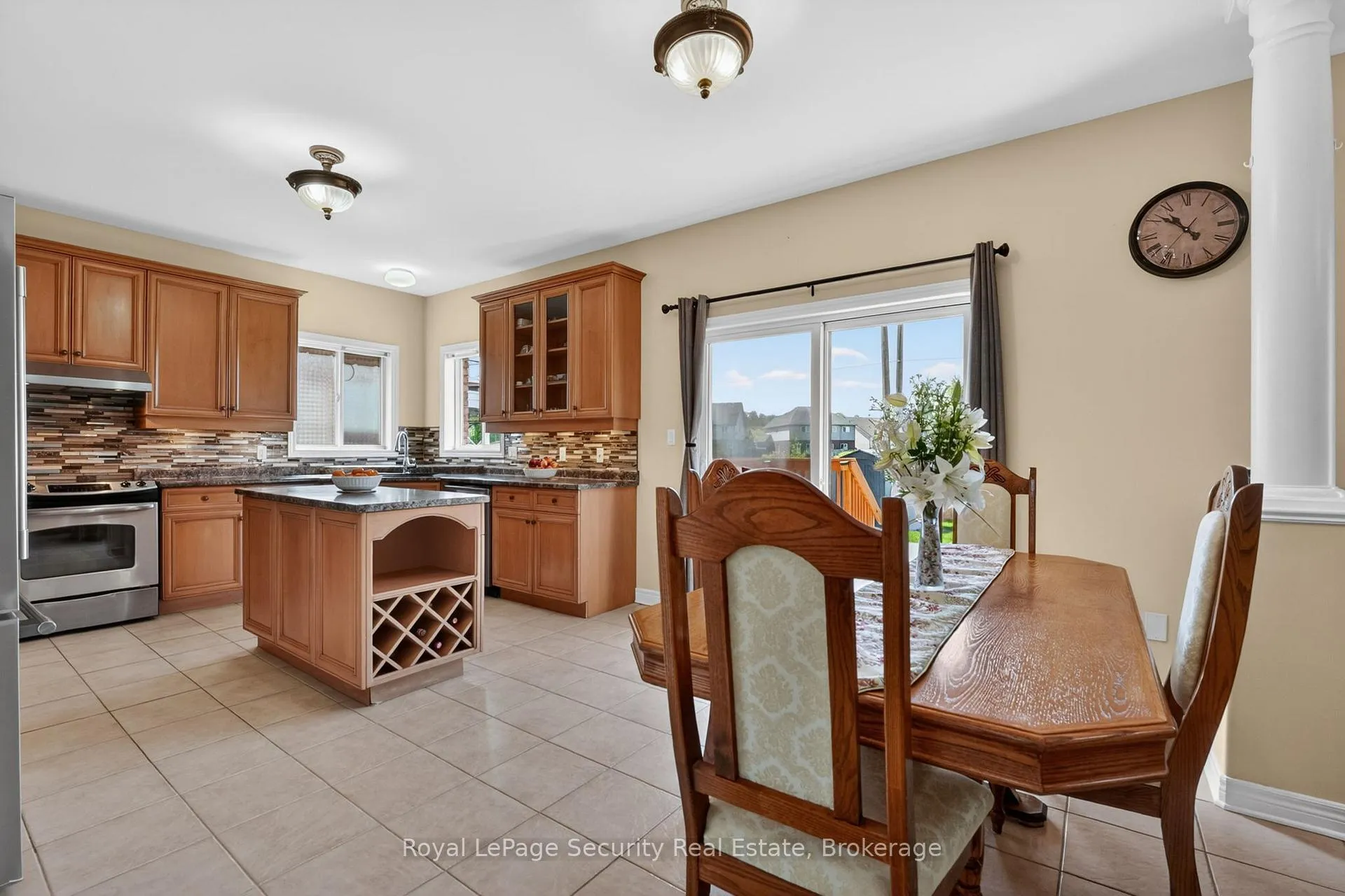 Photo 17 of 37 Fredonia Crescent, St. Catharines, Rykert/Vansickle — HOMEH
