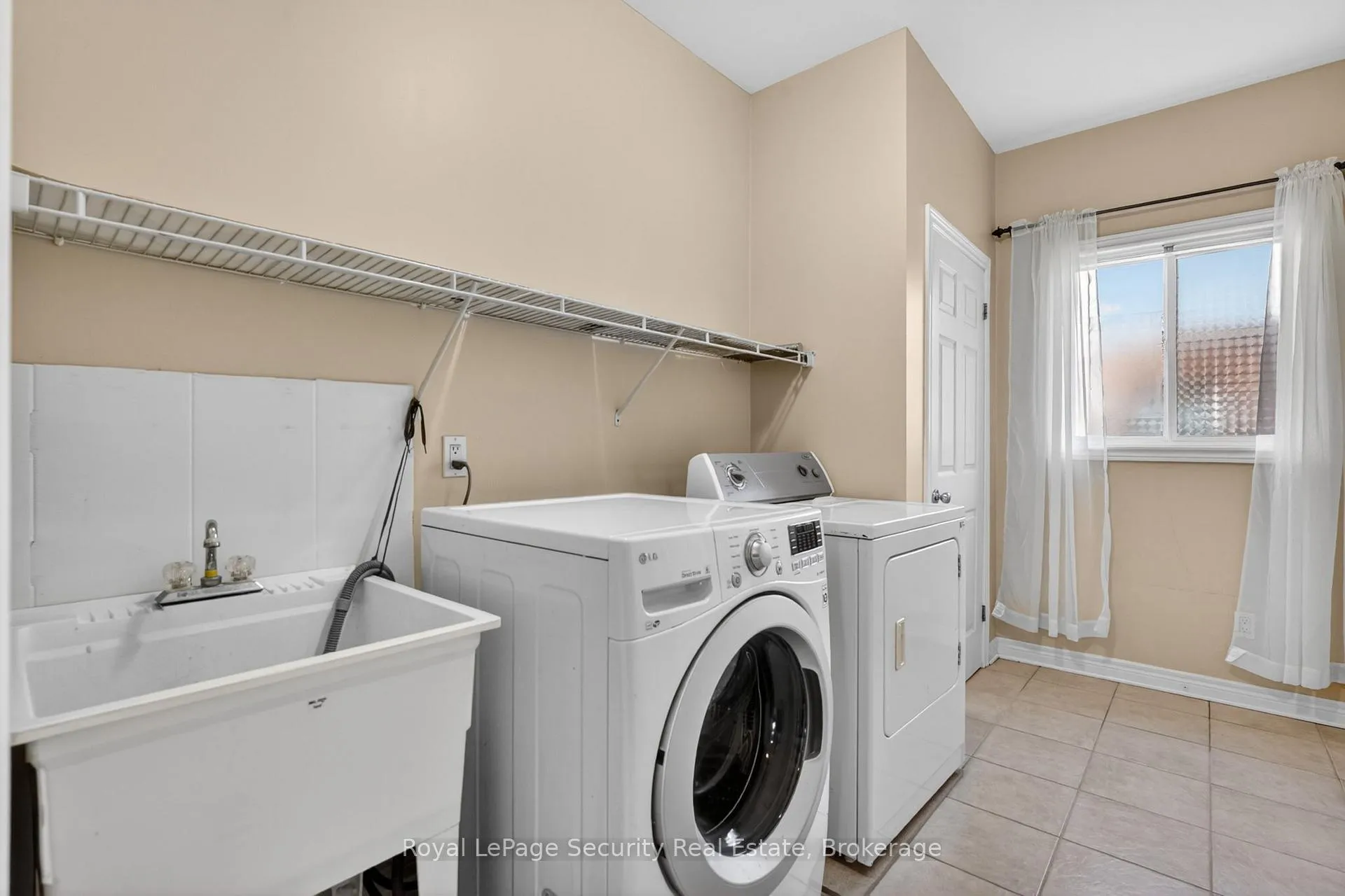 Photo 22 of 37 Fredonia Crescent, St. Catharines, Rykert/Vansickle — HOMEH
