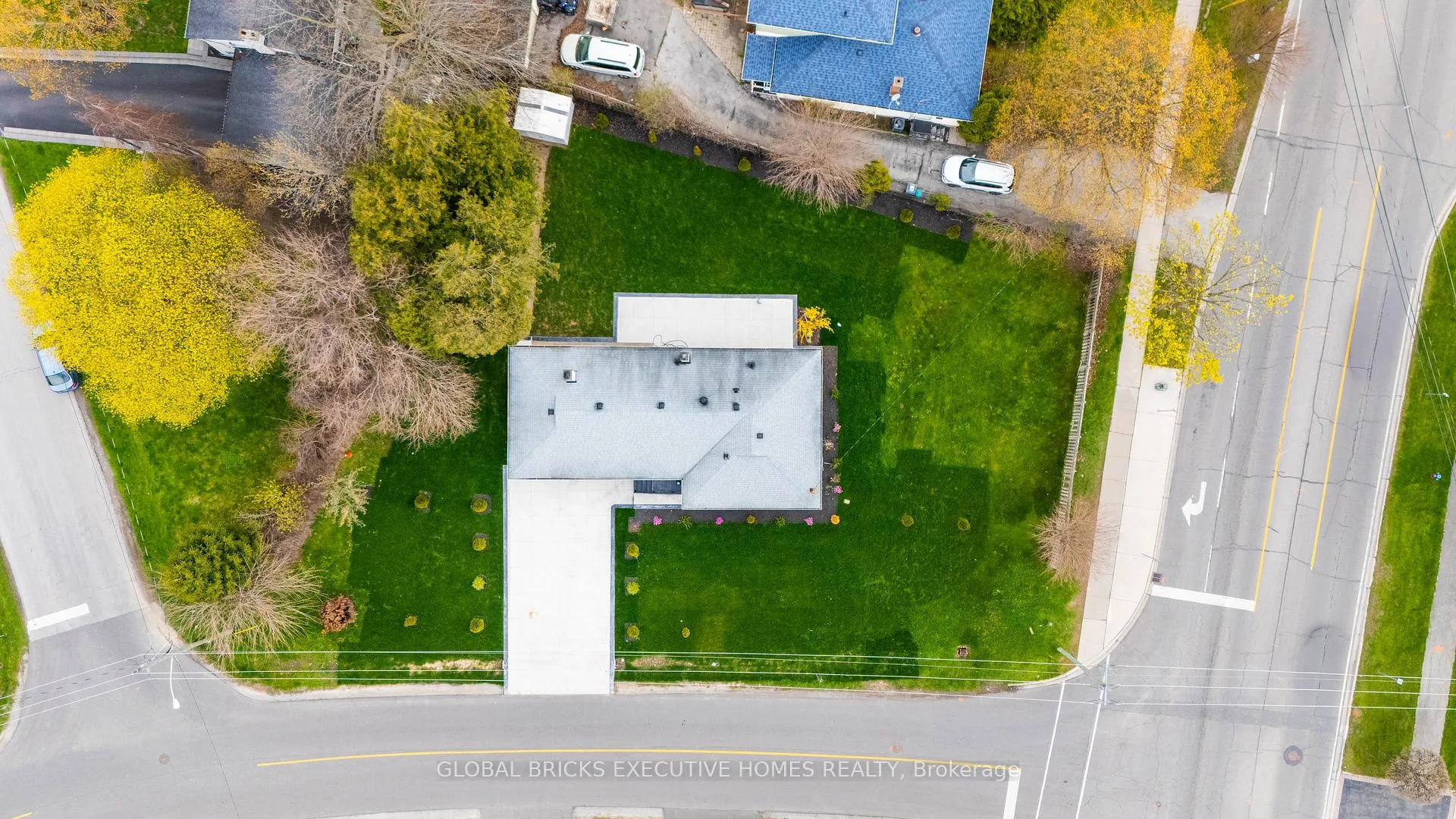 Photo 6 of 307 Lees Lane, Oakville, West — HOMEH