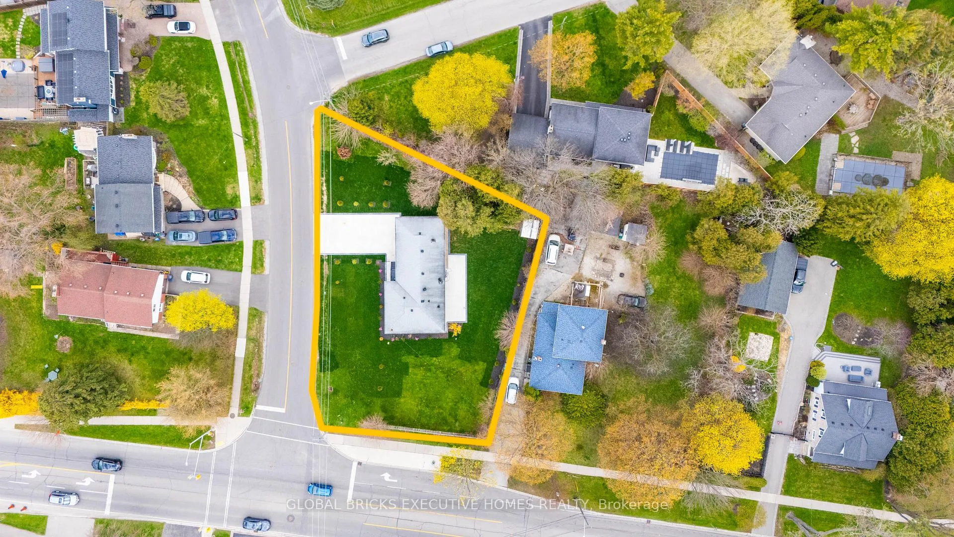 Photo 8 of 307 Lees Lane, Oakville, West — HOMEH