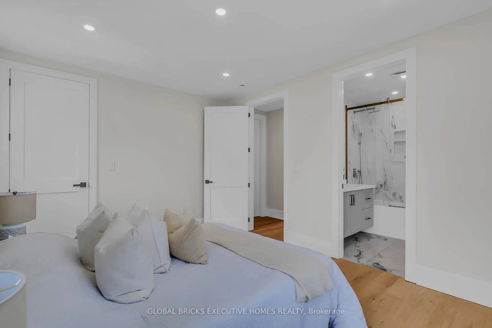 Photo 30 of 307 Lees Lane, Oakville, West — HOMEH