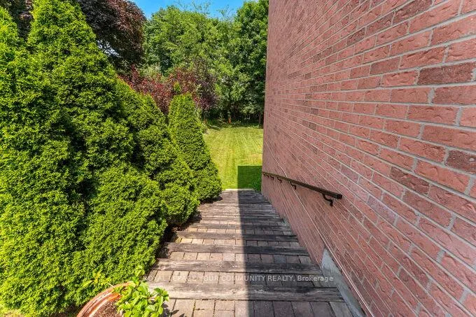 Photo 33 of 20 Copland Trail, Aurora, Aurora Heights — HOMEH