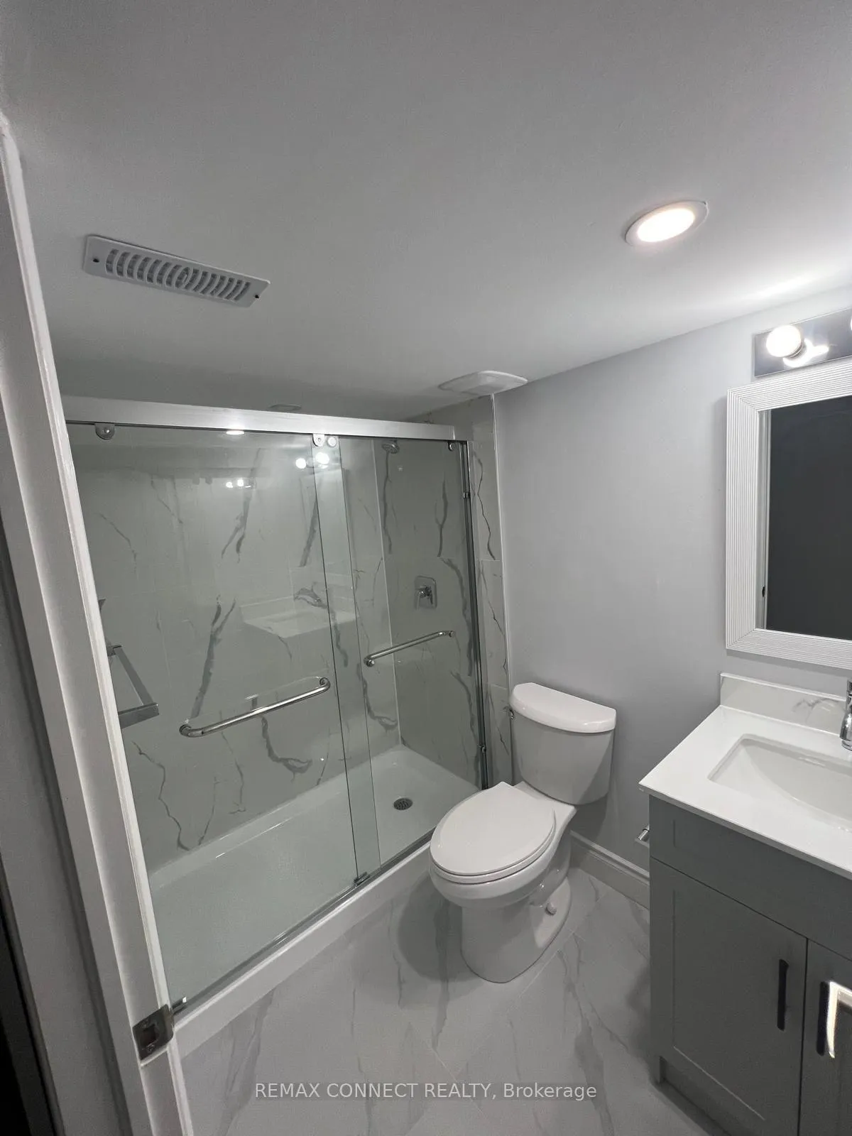 Photo 6 of Unit Bsmt, 8 Evanwood Crescent, Brampton, Credit Valley — HOMEH