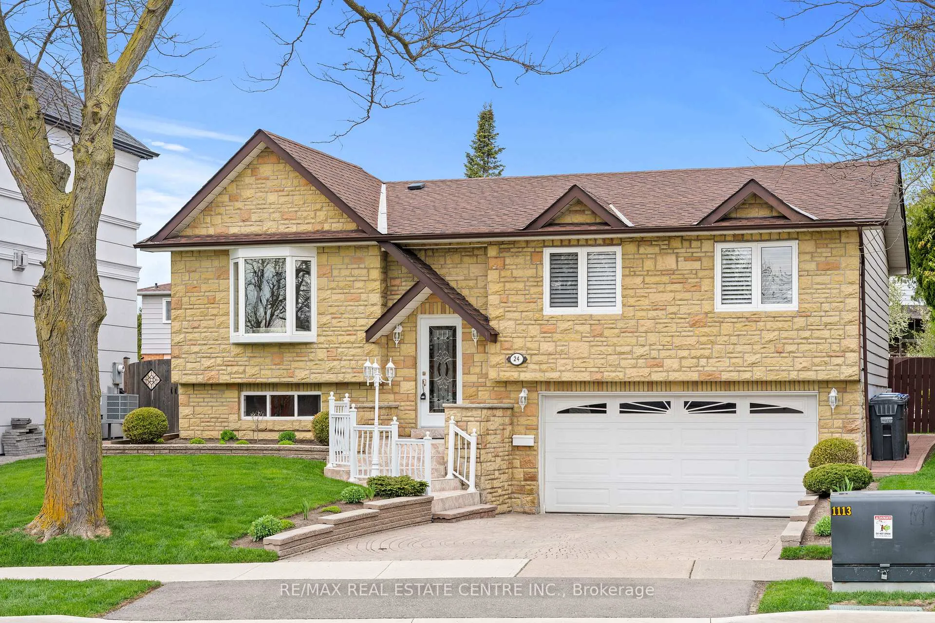 Photo 2 of 24 Linkdale Road, Brampton, Brampton North — HOMEH