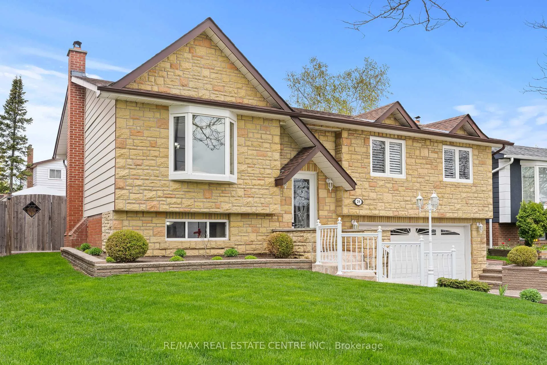Photo 3 of 24 Linkdale Road, Brampton, Brampton North — HOMEH