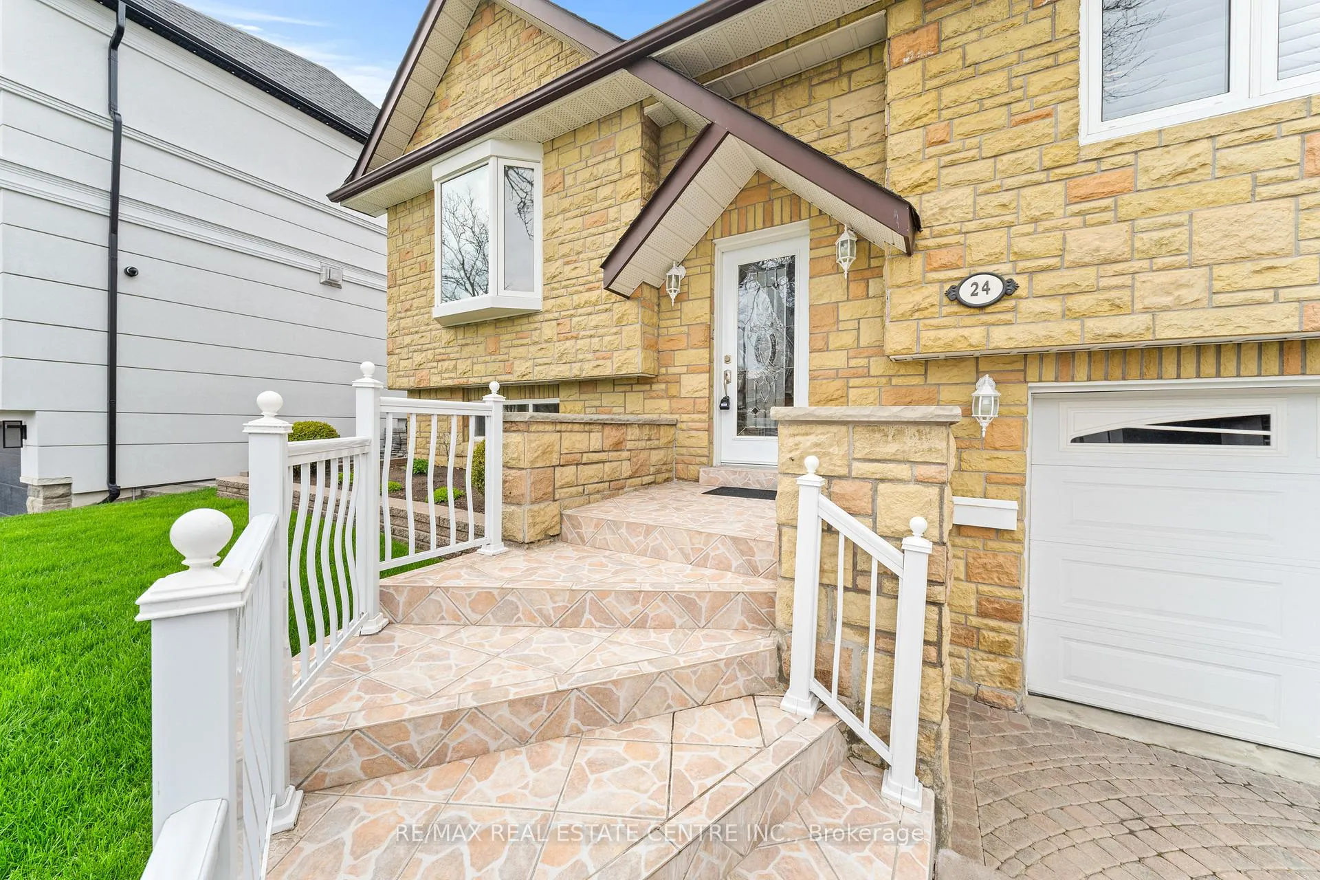 Photo 4 of 24 Linkdale Road, Brampton, Brampton North — HOMEH
