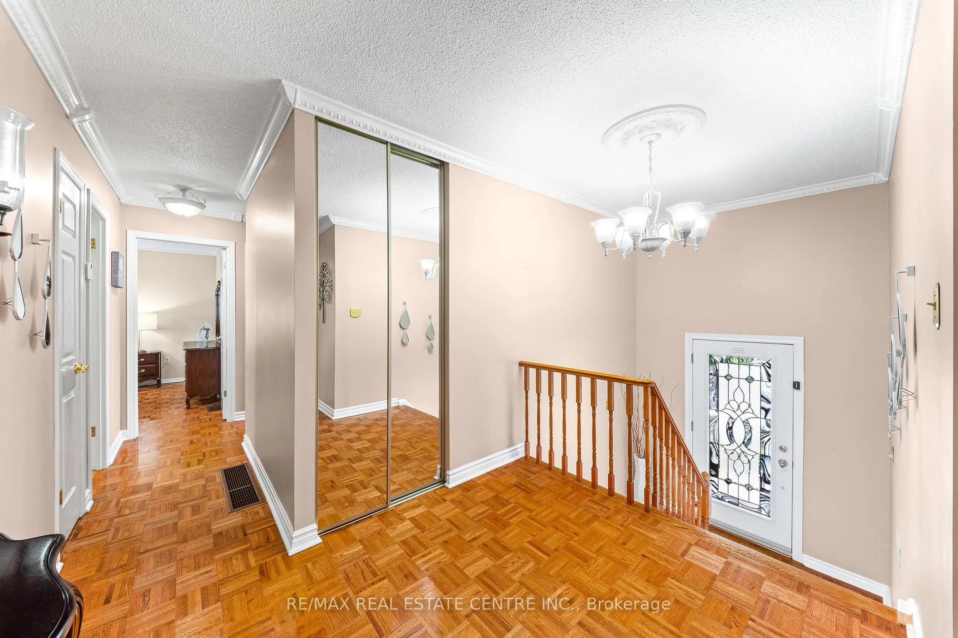 Photo 10 of 24 Linkdale Road, Brampton, Brampton North — HOMEH