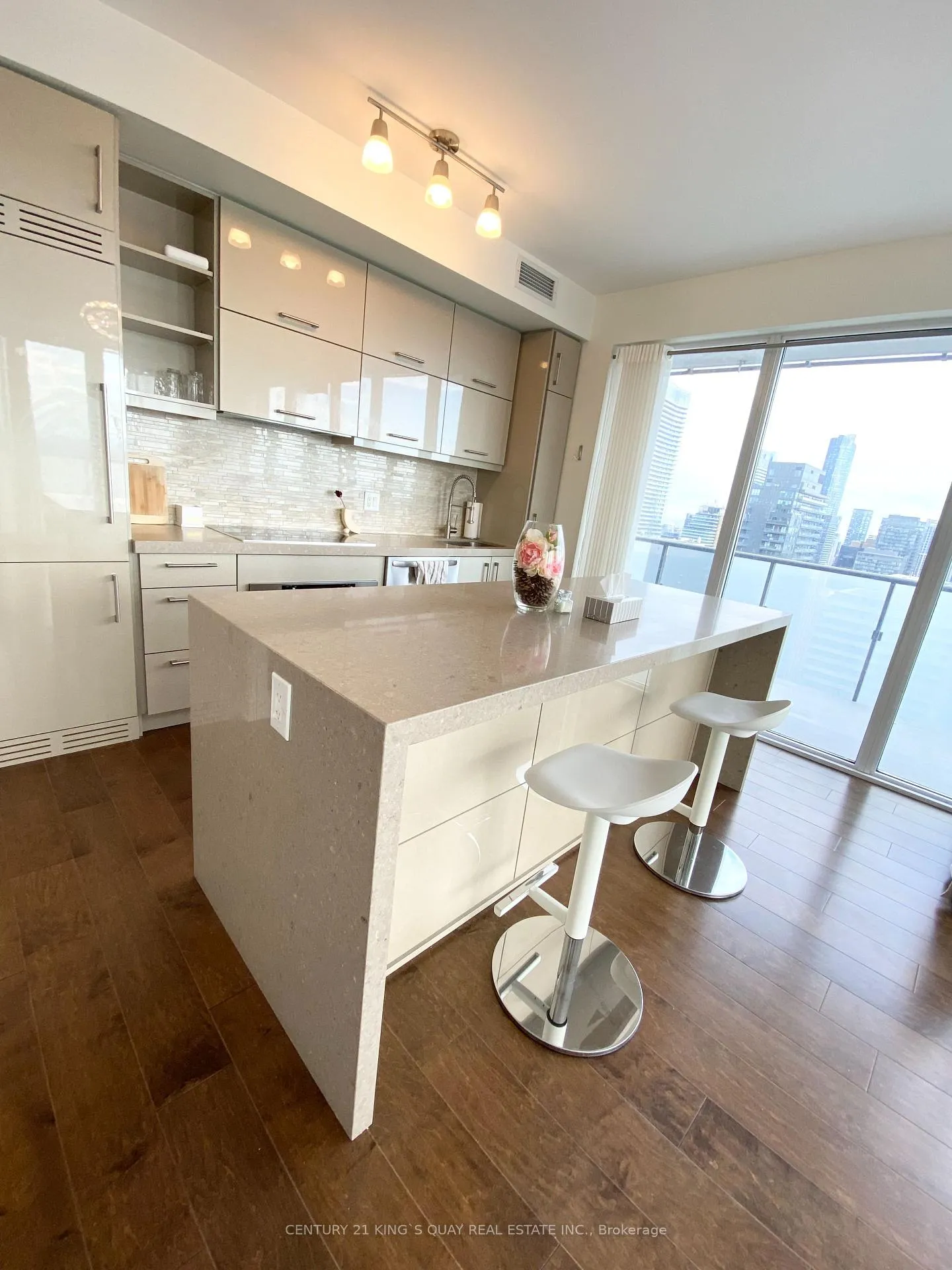 Photo 5 of Unit 3704, 1080 Bay Street, Toronto, Bay Street Corridor — HOMEH