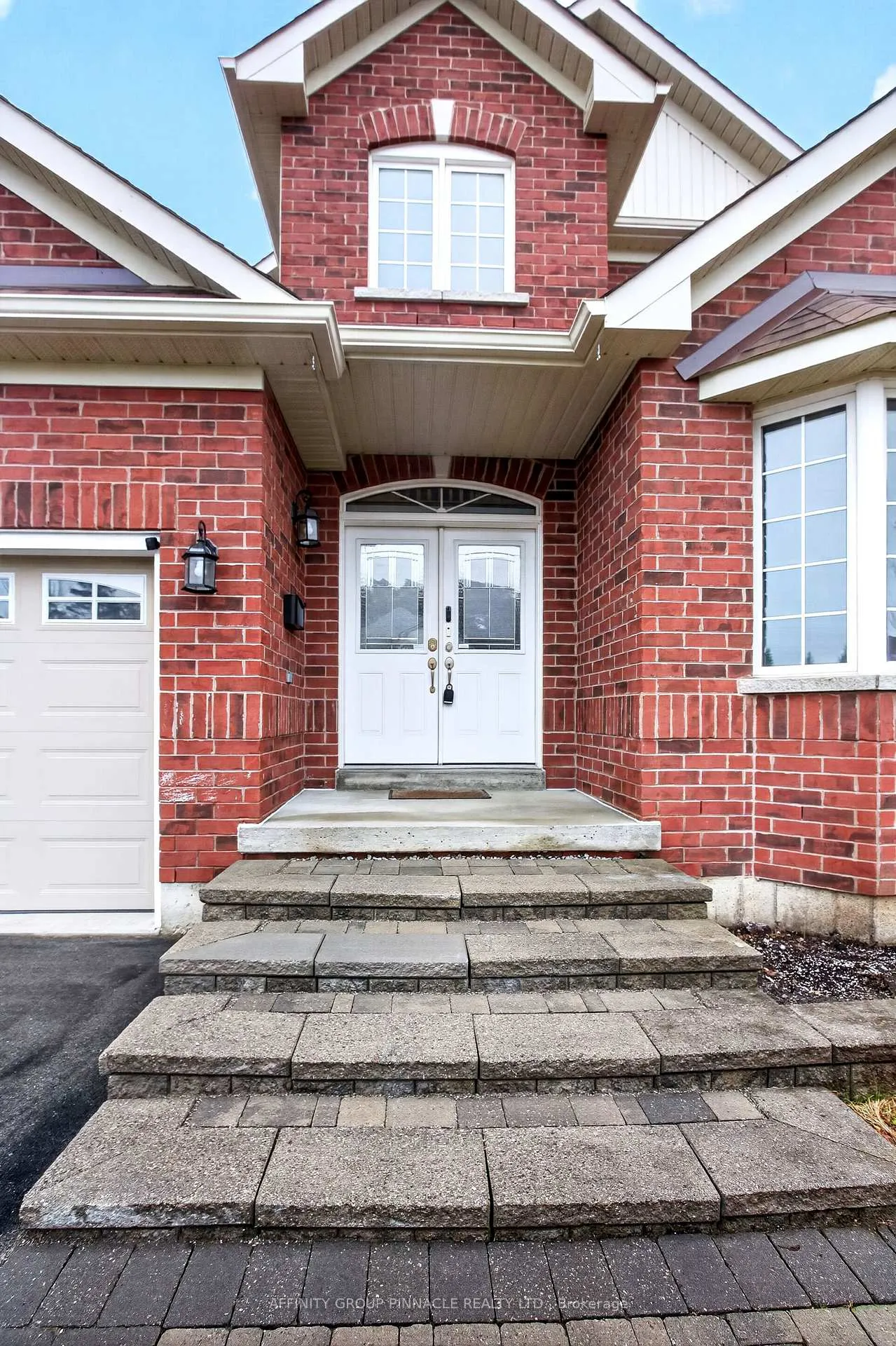 Photo 3 of 31 Ellis Crescent, Kawartha Lakes, Lindsay — HOMEH
