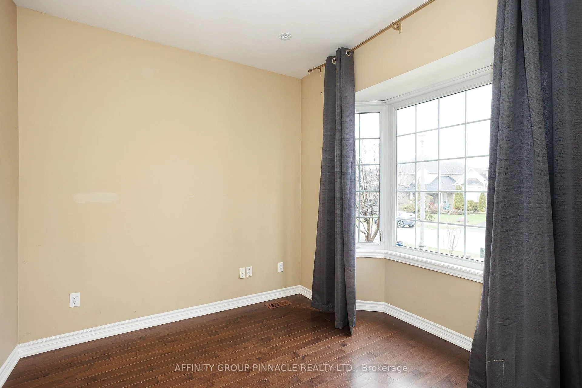 Photo 5 of 31 Ellis Crescent, Kawartha Lakes, Lindsay — HOMEH