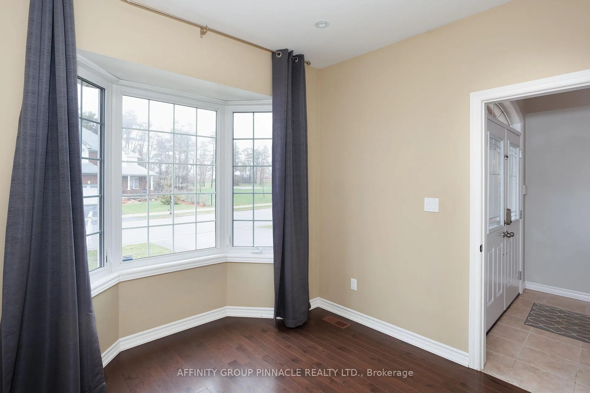 Photo 6 of 31 Ellis Crescent, Kawartha Lakes, Lindsay — HOMEH