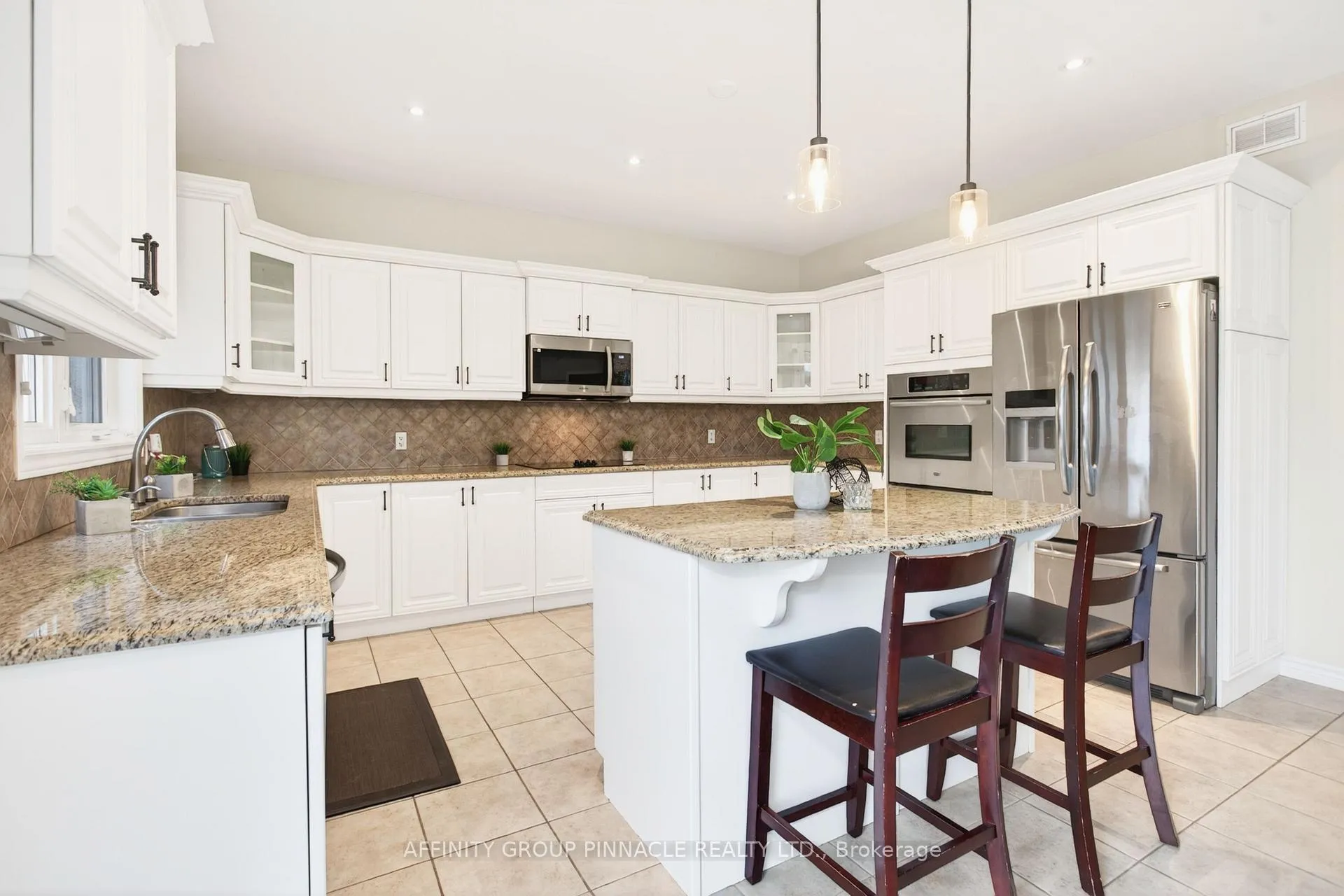Photo 12 of 31 Ellis Crescent, Kawartha Lakes, Lindsay — HOMEH