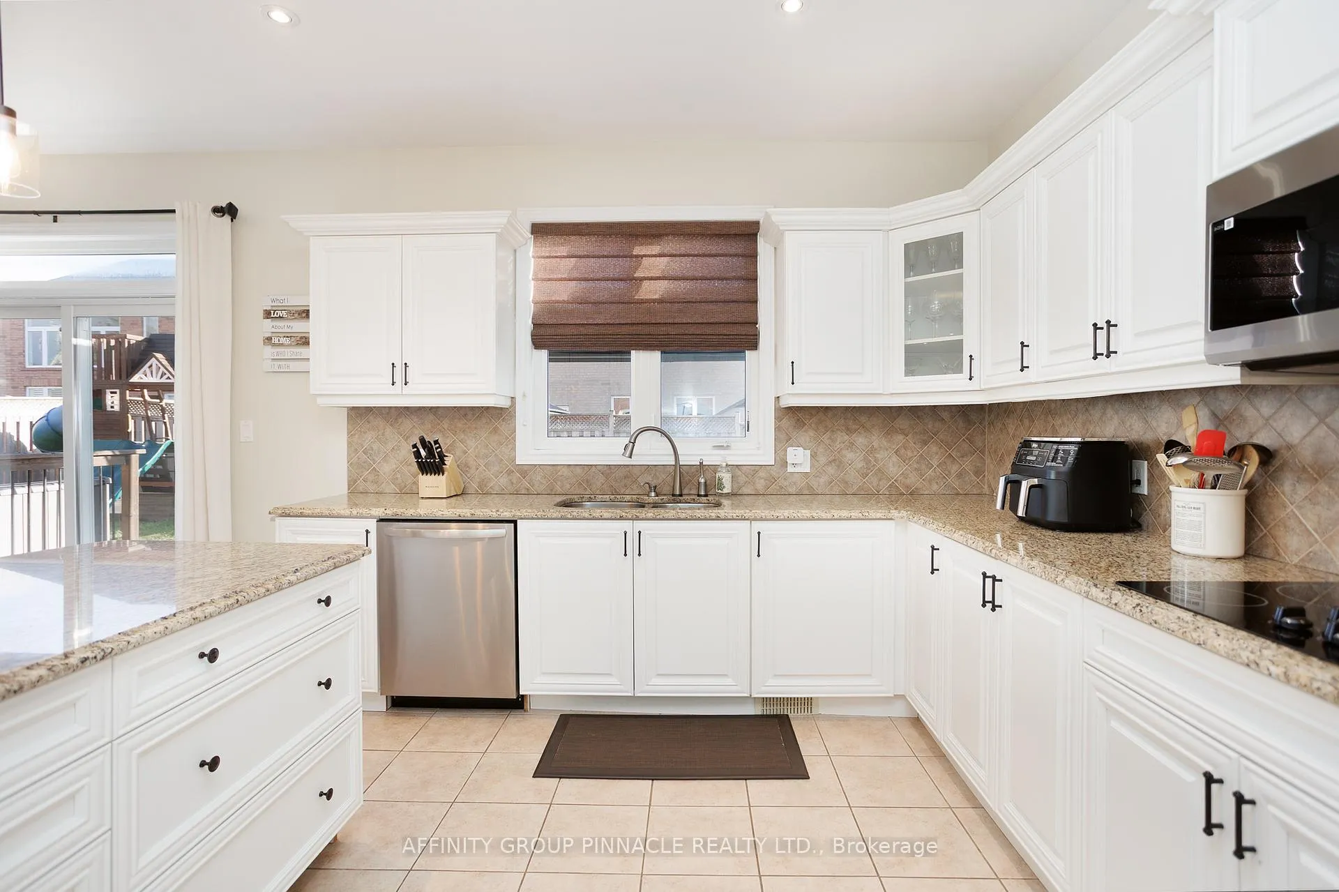 Photo 13 of 31 Ellis Crescent, Kawartha Lakes, Lindsay — HOMEH