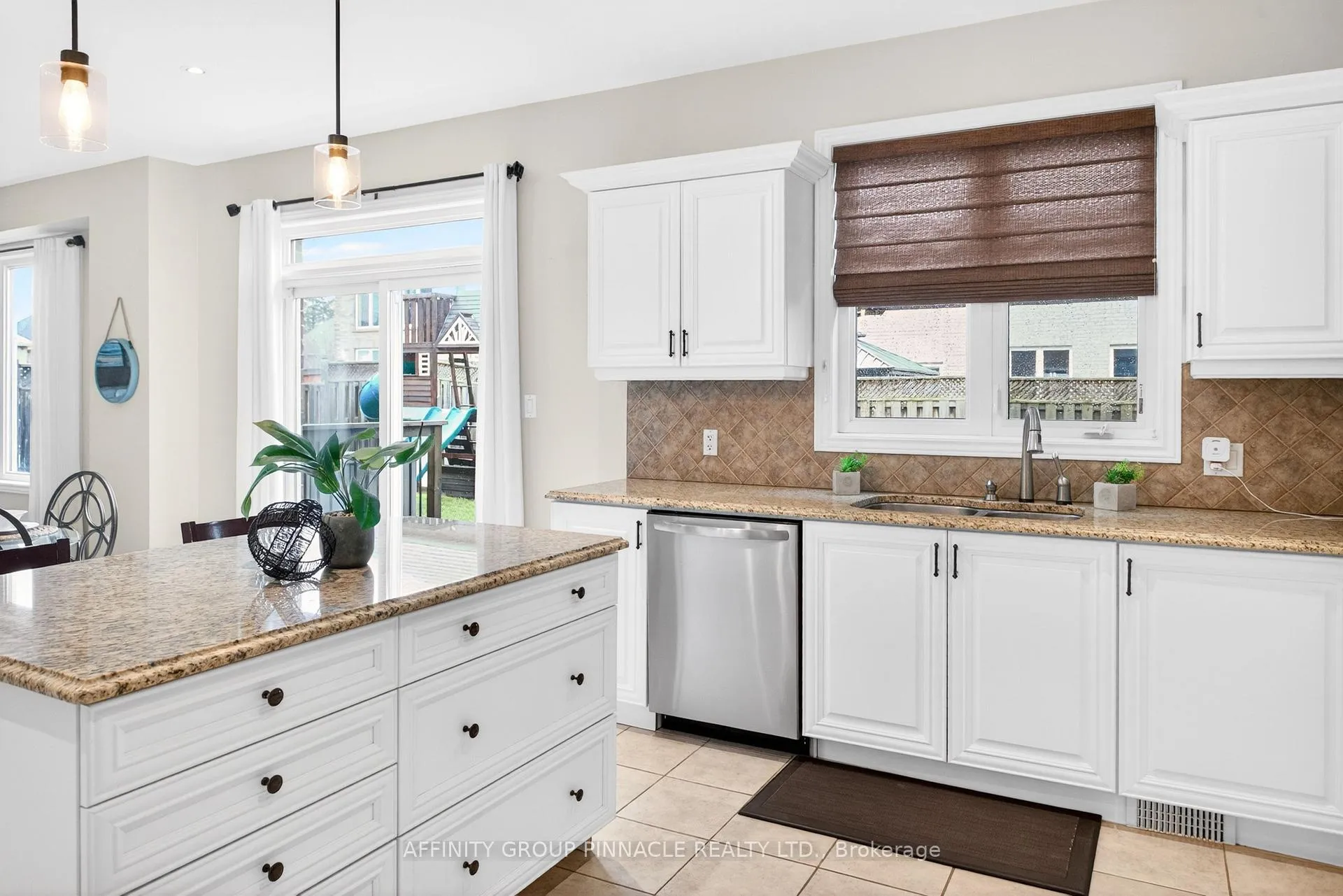 Photo 14 of 31 Ellis Crescent, Kawartha Lakes, Lindsay — HOMEH