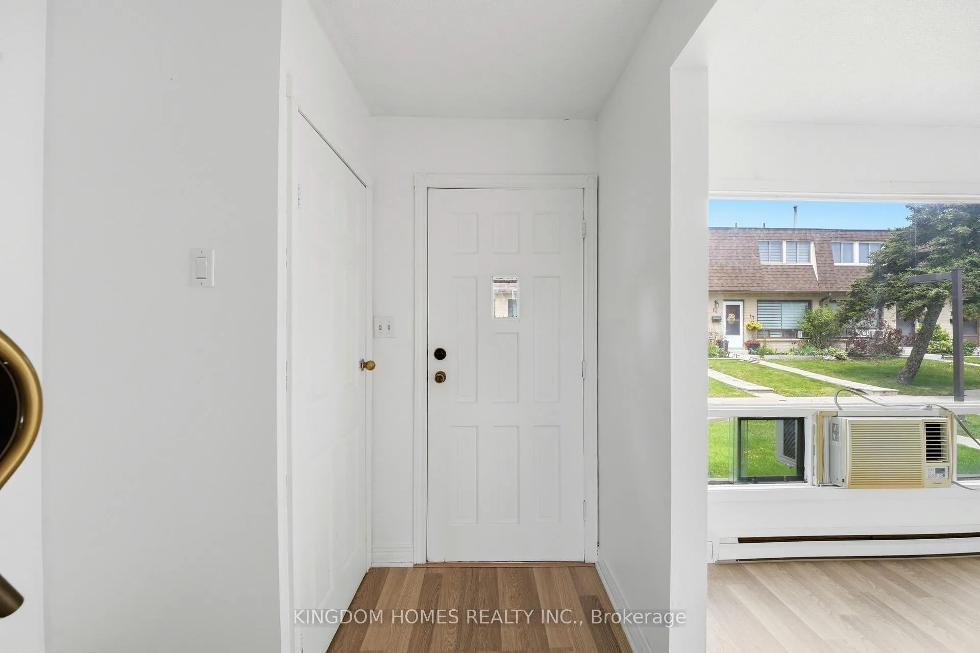 Photo 5 of Unit 20, 20 Mountainview Road S, Halton Hills, Georgetown — HOMEH
