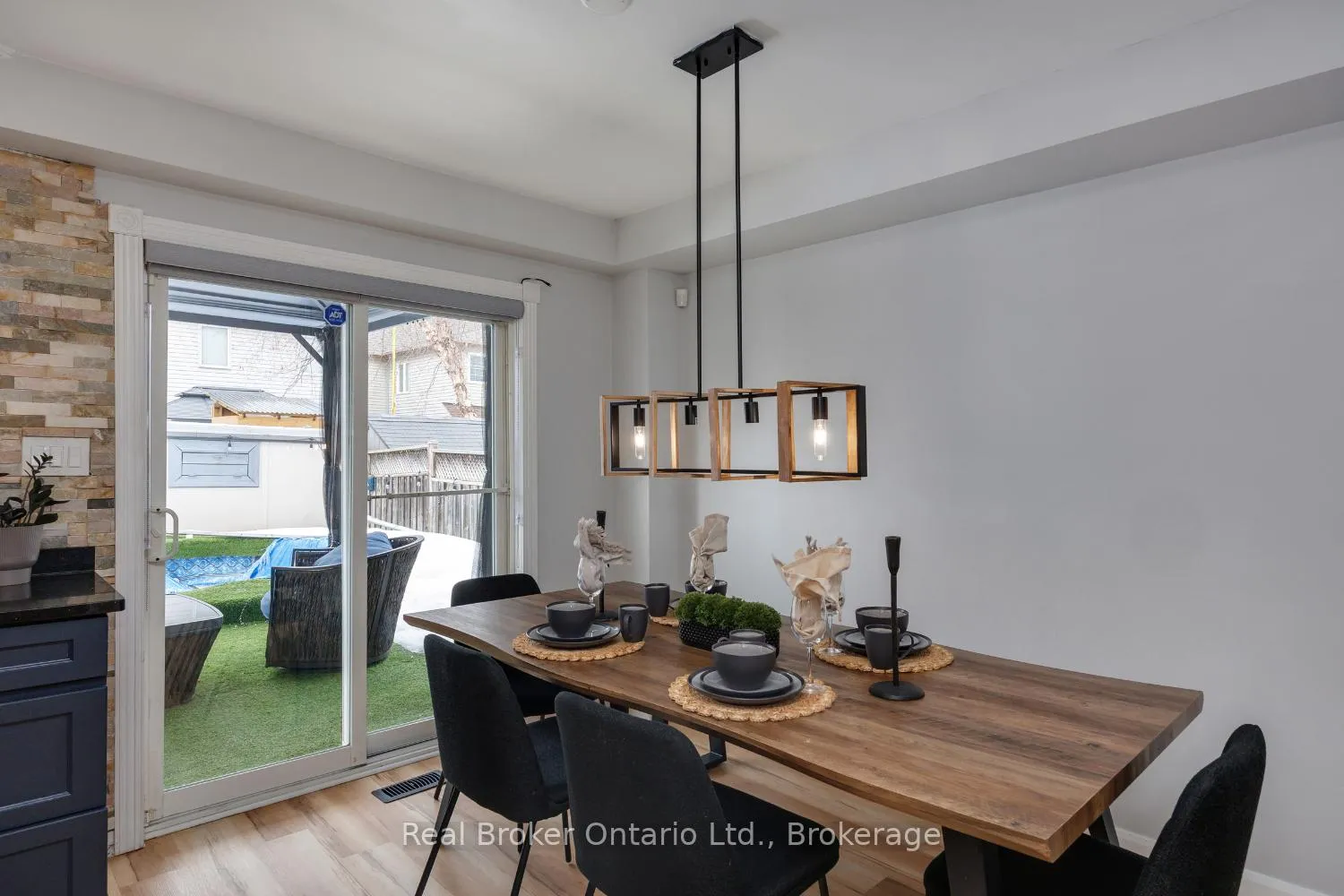 Photo 11 of 181 Madden Place, Clarington, Bowmanville — HOMEH