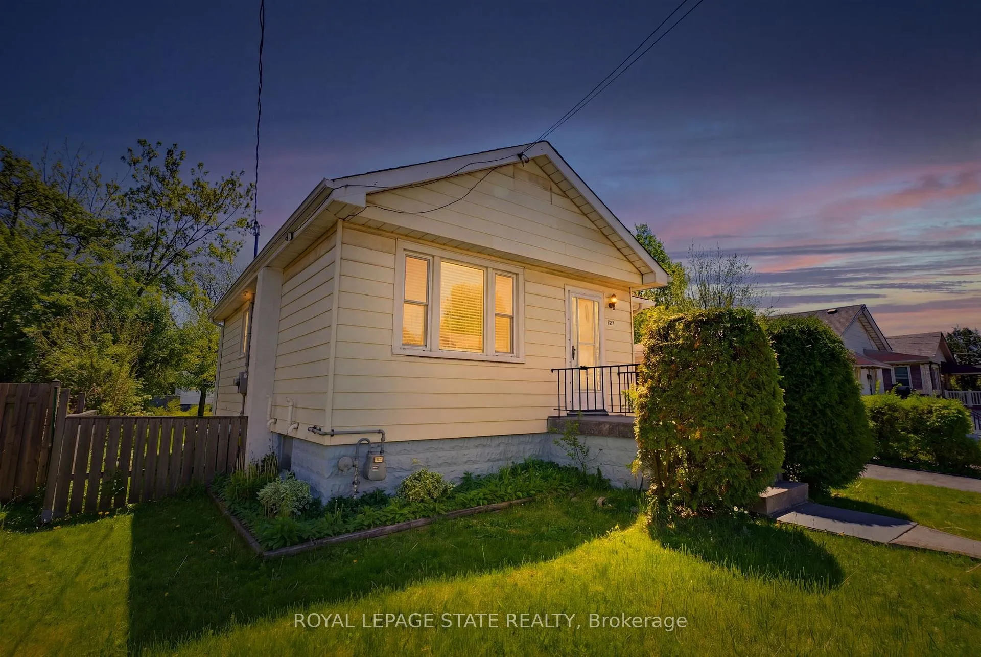 Photo 2 of 257 West 2nd Street, Hamilton, Bonnington — HOMEH