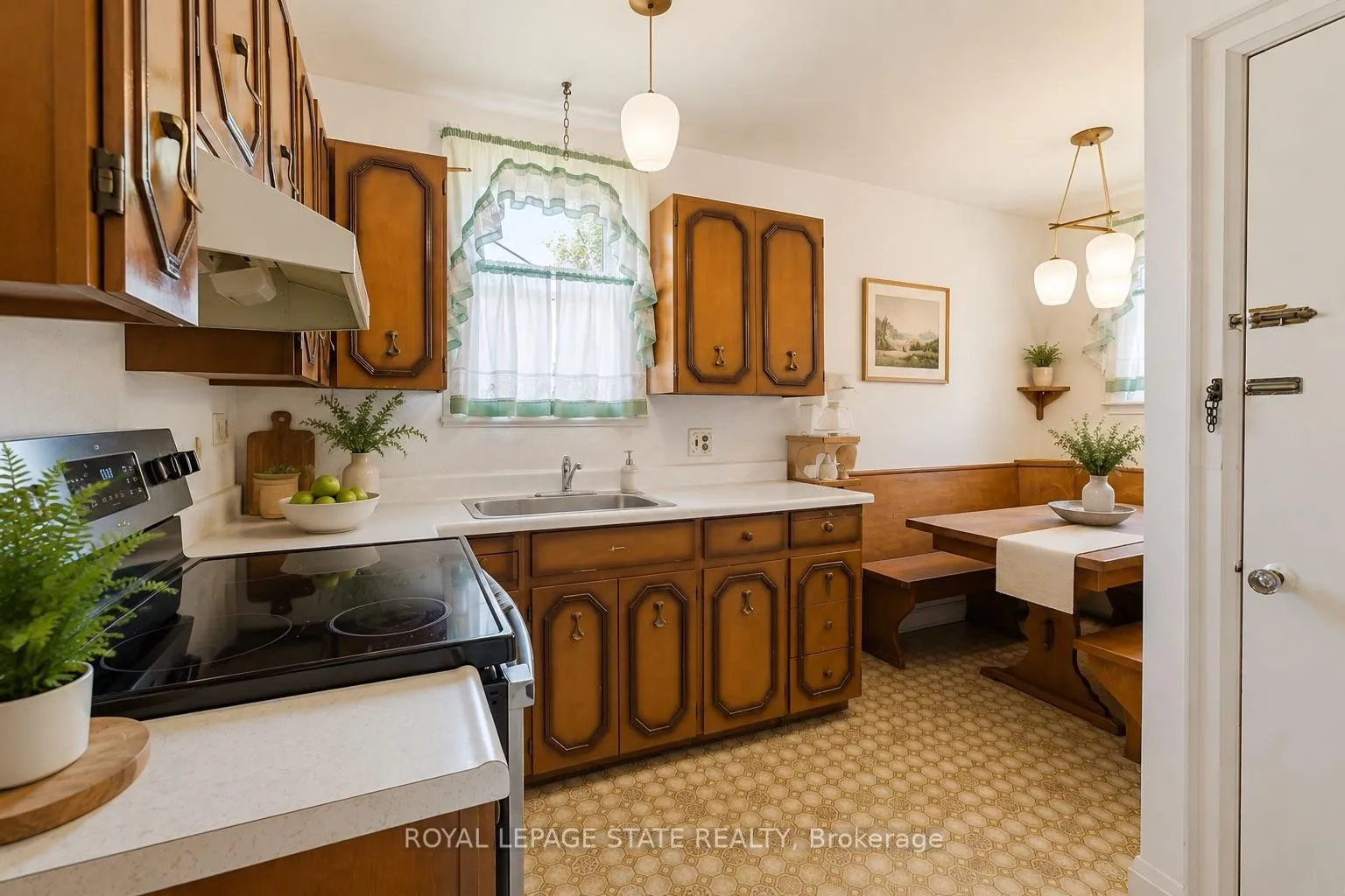 Photo 10 of 257 West 2nd Street, Hamilton, Bonnington — HOMEH
